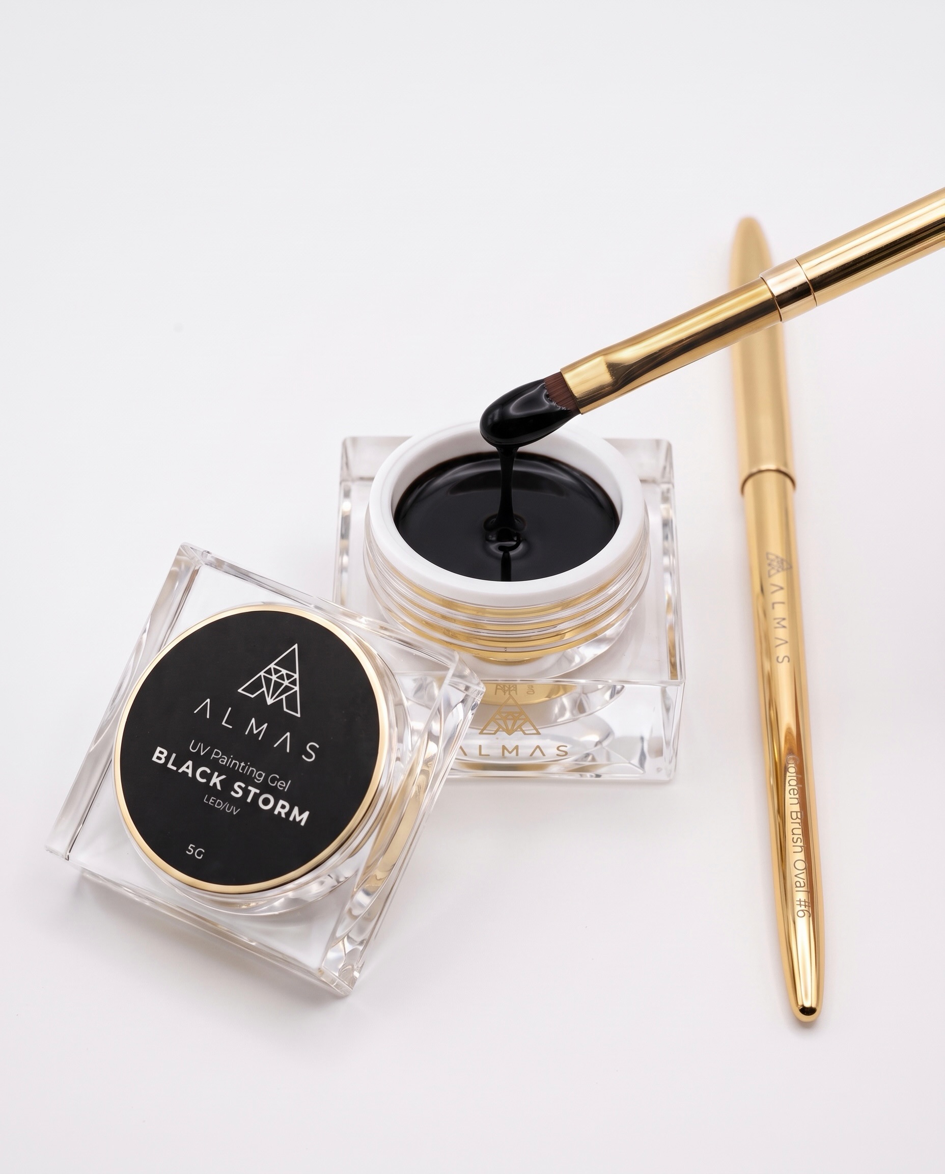 Les paints ALMAS sont des indispensables qu’il faut toujours avoir dans ses tiroirs. Chaque référence, vendue 9.50€, est sans résidu collant et offre une intense pigmentation offrant une profondeur intense. 🔥
Avec ces paints, vous pourrez réaliser de délicats nail arts mais ils sont totalement adaptés pour une pose en couleur pleine, à l’image du récent travail de Manuella à découvrir en swipe de cette publication! ➡️
#paintnails #blacknail #blacknails #onglerie #ongleries
Lors d’un récent remplissage assuré avec le builder Candy Pink, Manuella a appliqué le paint black storm en full color avant d’utiliser la finition brillante Crystal Shine. ✨