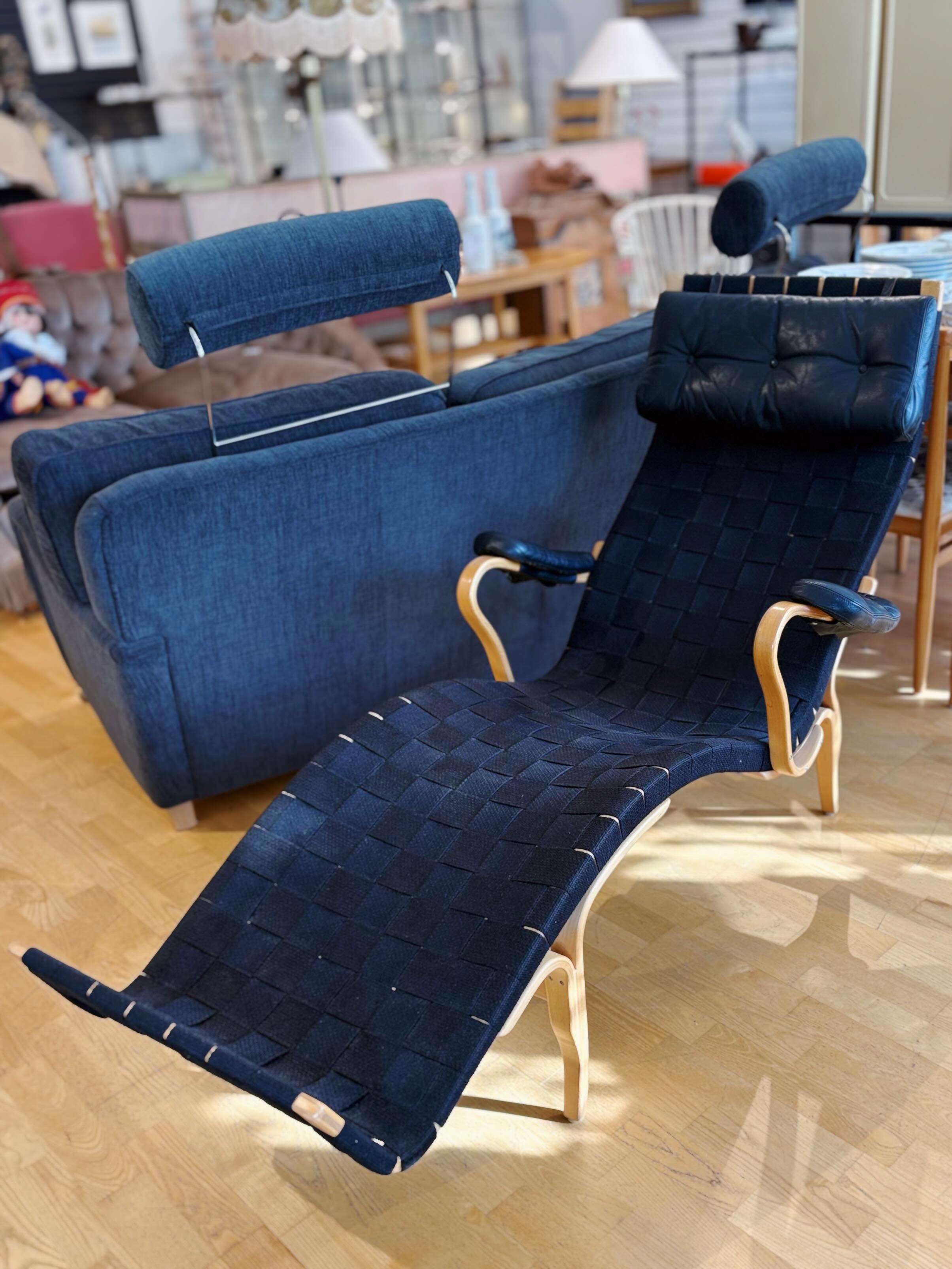 TIPS! På auktion just nu: BRUNO MATHSSON. Liggfåtölj modell ”Pernilla 3” för Karl Mathsson.
Objektsnummer: 5373593.
Sök på objektsnumret på Auctionet.com eller i Auctionet-appen för att komma till auktionen och se fler foto och detaljer. Auktionen avslutas den 18/9 ✨
#brunomathsson #brunomathssoninternational #vintageumeå #visitumeå #shoppingumeå