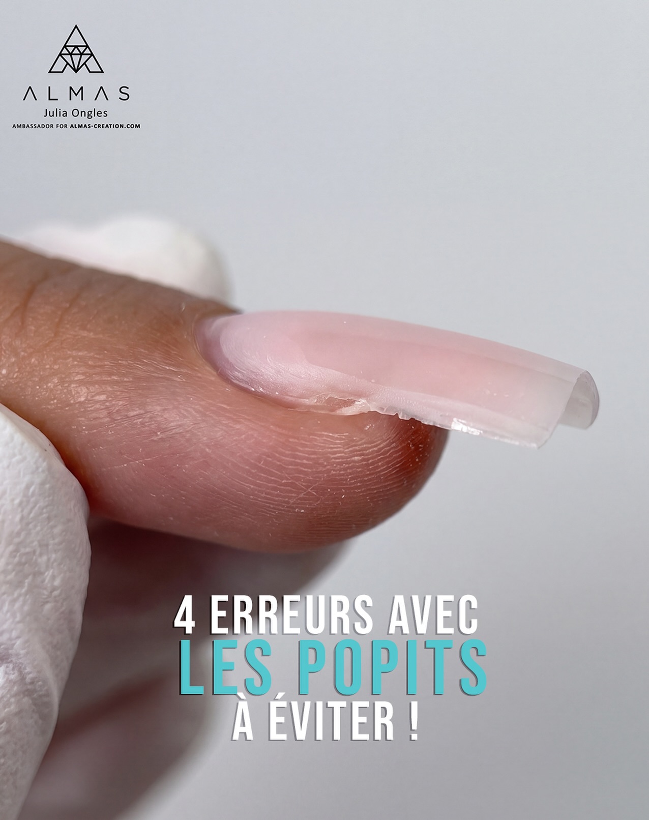Pourquoi, après avoir retiré le popit, les côtés restent-ils sans matière et faut-il ensuite les reconstruire? Le plus souvent, cela vient de l’une de ces erreurs… 👇
1️⃣ Un popit mal choisi, trop petit :
Le popit semble être à la bonne taille mais une fois posé sur l’ongle avec la matière, on peut apercevoir que cela ne couvre pas les points de sortis.
2️⃣ Un gel trop liquide :
Pendant la pose du popit, le gel peut couler et quitter les côtés avant la polymérisation. Il faut donc adapter votre travail par rapport à la viscosité de vos gels.
3️⃣ Une pression trop forte sur le popit :
Si tu appuies trop fort lors de la pose, la matière est chassée des zones où elle est nécessaire et se déplace vers le bord libre.
4️⃣ Pas assez de matière dans le popit :
Si le gel n’est pas réparti jusqu’aux côtés ou si la quantité est insuffisante dès le départ, certaines zones restent sans matière après la polymérisation.
📌 Enregistrez cette publication et vérifiez ces 4 points lors de votre prochaine pose avec les popits ALMAS.
Et vous, laquelle de ces erreurs rencontrez-vous le plus souvent : 1, 2, 3 ou 4? Dites-nous tout en commentaire!👇
#onglesparis #onglesmarseille #onglesmontpellier #ongleslyon #onglesbordeaux