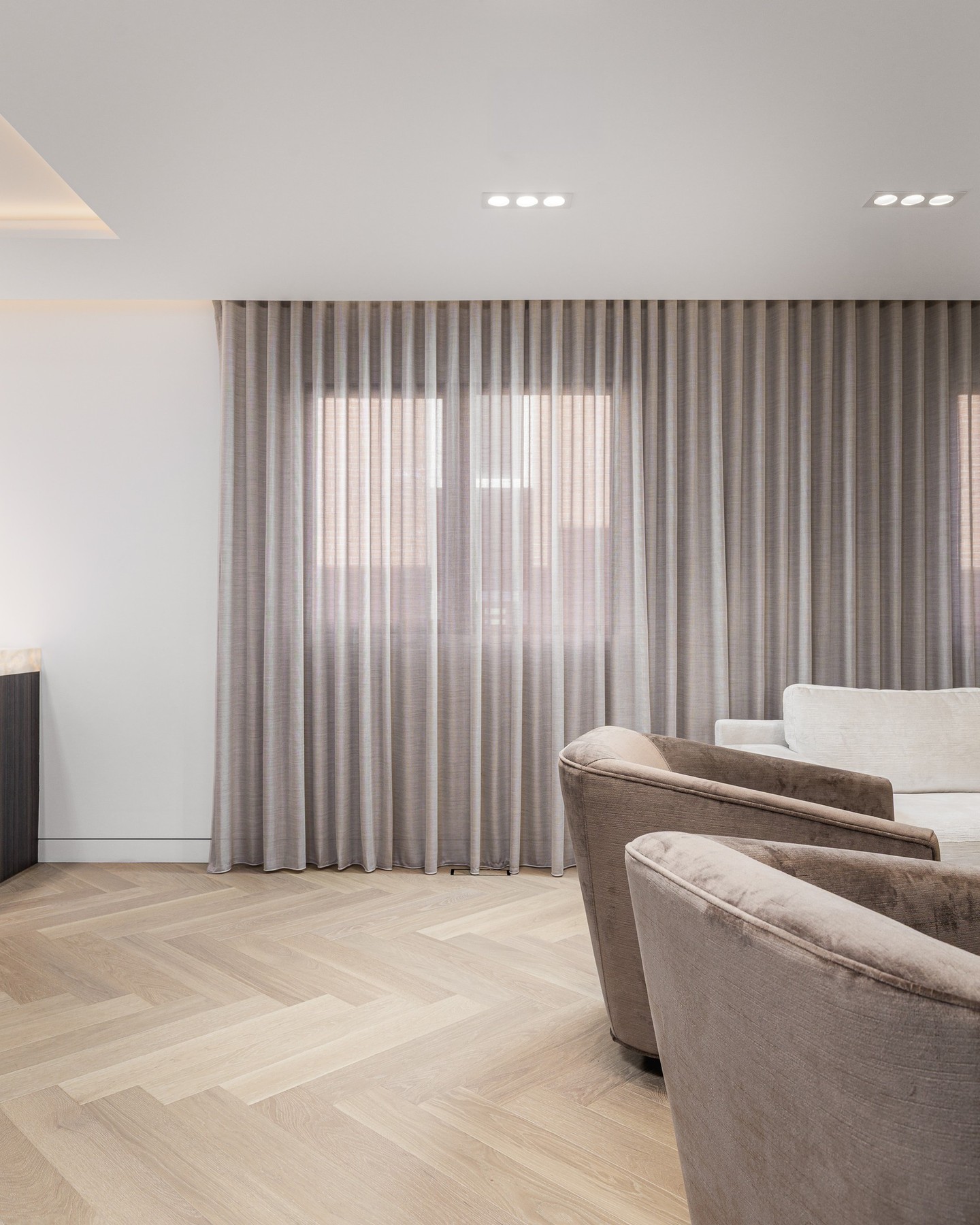 Taupe, textured, floor to ceiling — this drapery was cut for a room that wanted warmth, not white. If your own windows are asking for that same warmth, let's sit down together and find the fabric that says it best📲 438-988-3450
#mtlblinds #customdrapery #neutralinteriors #interiordesign