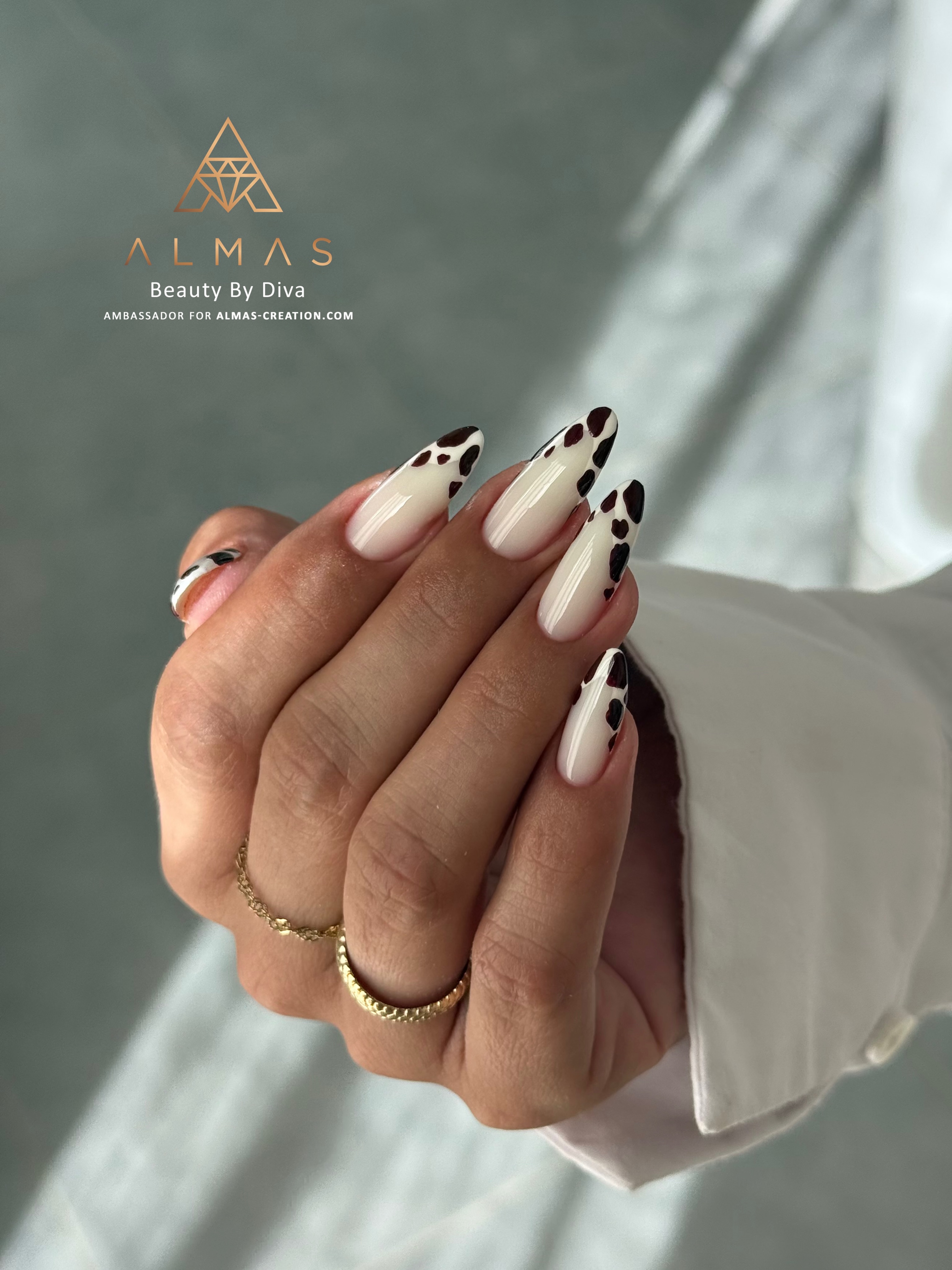 Quel est votre polygel liquide ALMAS favori? 😍
Pour sa pose de forme amande, Diva a utilisé la teinte délicate Meringue. Pour réaliser sa french, elle a utilisé le paint Snow White et pour son motif animalier, le paint Cacao. L’ensemble est illuminé par la brillance de la finition Crystal Shine. ✨
#animalnails #nailsanimalprint #polygelnails #polygelnail #almondnail