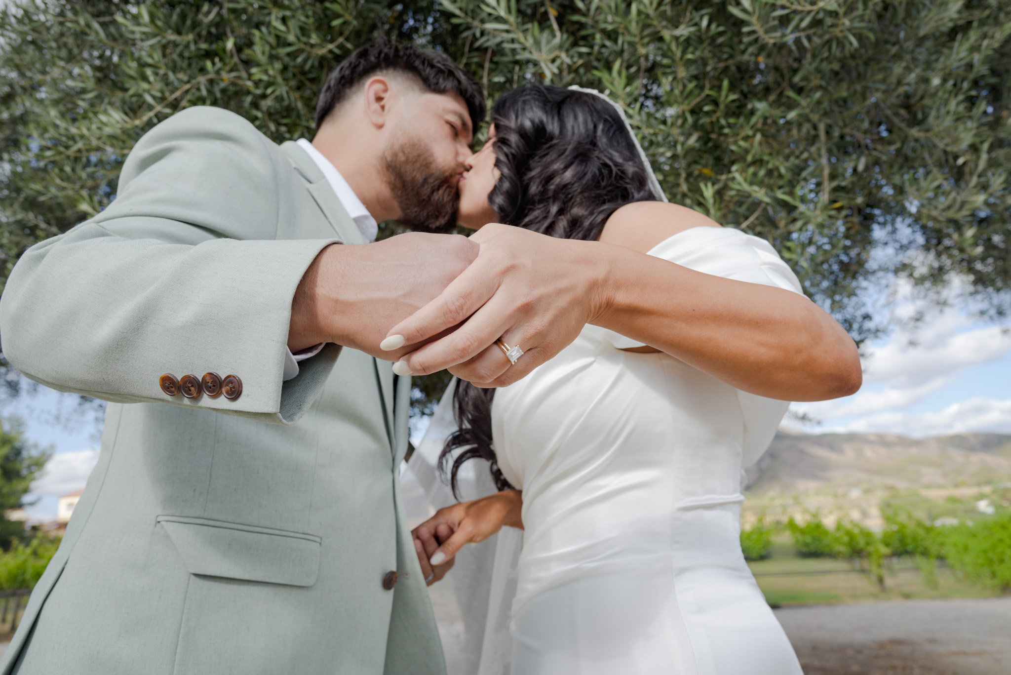 Capturing pure magic under the sun. 📸💙 #wedding #weddingday #weddingkiss #weddingrings #weddingphotographer #weddingphotography #ovationphotographyanddesign #fypage #justmarried #brideandgroom