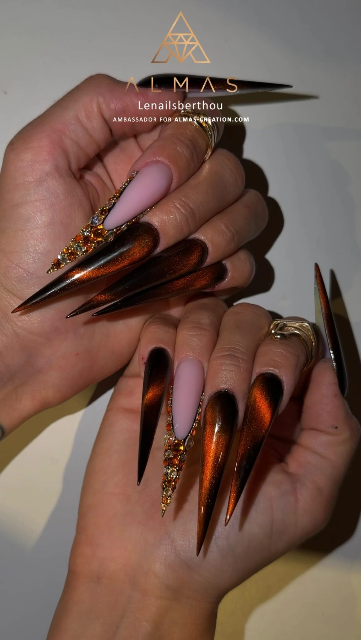 Et vous, vos stilettos, vous les préférez courts, moyens ou longs? ⬇️
Léna a opté pour une version XL avec les produits ALMAS : le builder Candy Pink, le vernis avec effet cat-eye Treasure, le paint Black Storm, les micro-billes caviar gold M et les finitions Crystal Shine et Velvet Top Coat. 🤎
Le résultat est époustouflant! 😮💨🔥
#stiletto #stilettonails #cateyenail #cateyenails #nailscateye