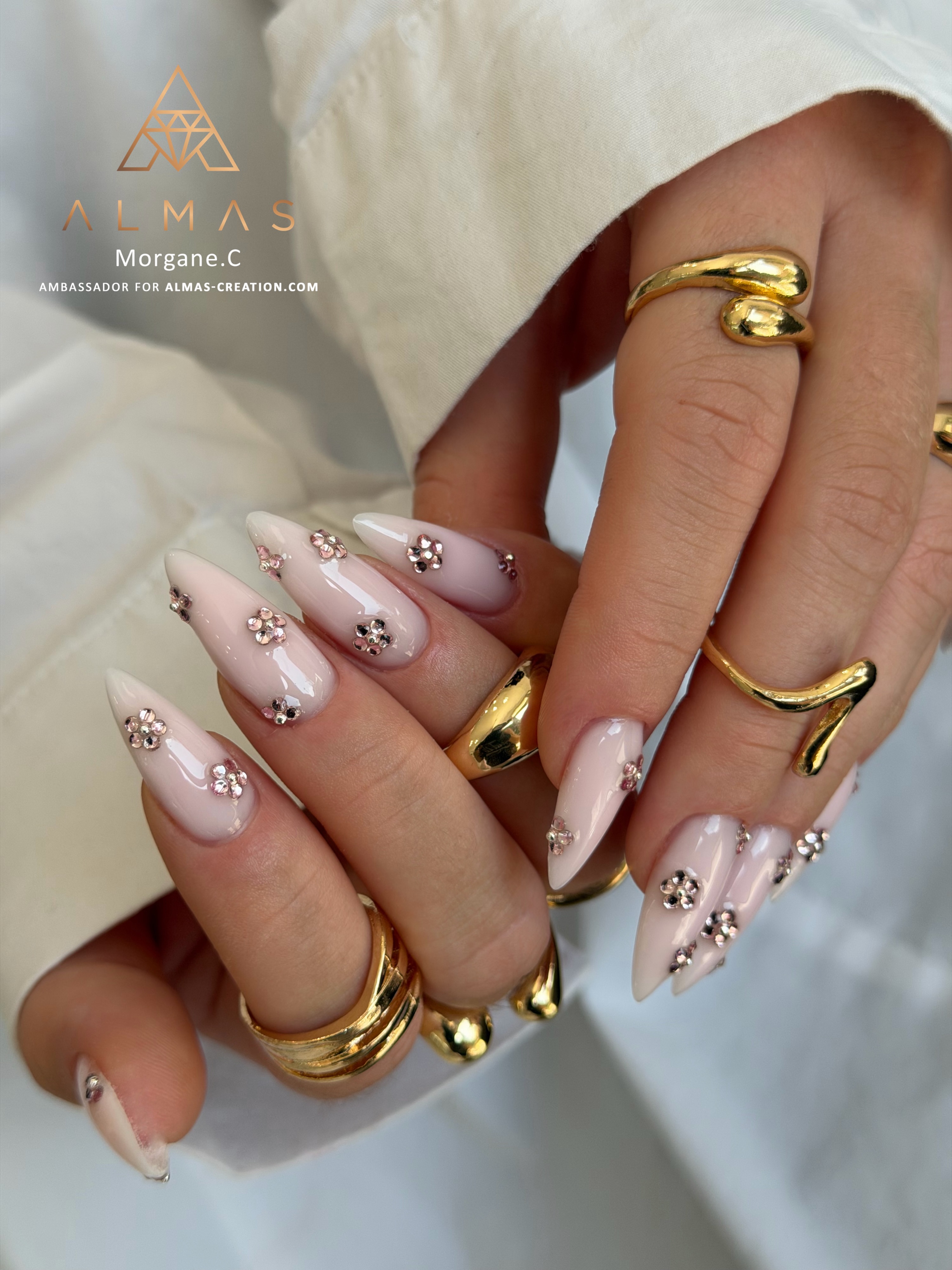 Que pensez-vous de la teinte délicate de notre gel Soft Cover 6? De texture épaisse, ce builder conserve les propriétés de la gamme et s’auto-égalise parfaitement! 💕
Une composition de strass et une couche de finition Master Top Coat viennent compléter l’ensemble, accompagnées de bagues extraites de nos lots Flora (5.50€) et Bella (5.95€) de couleur dorée. ✨
#pinknail #strassnails #onglesmontpellier #onglesmarseille #onglesparis