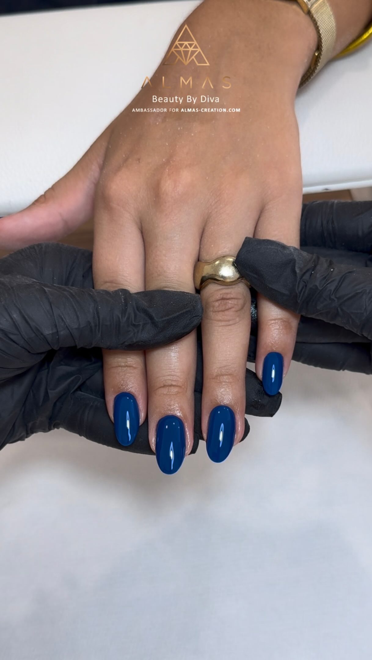 Comment résister à la profondeur et au caractère de la teinte Navy Blue, vendue dans son flacon de 16g au prix de 13.95€. 💙
Ici, Diva applique cette référence sur le polygel liquide Cotton Candy, avant de protéger le tout avec notre finition brillante Diamond Top Coat. ✨
#vernissemipermanent #vspnails #vsp #bluenail #bluenails