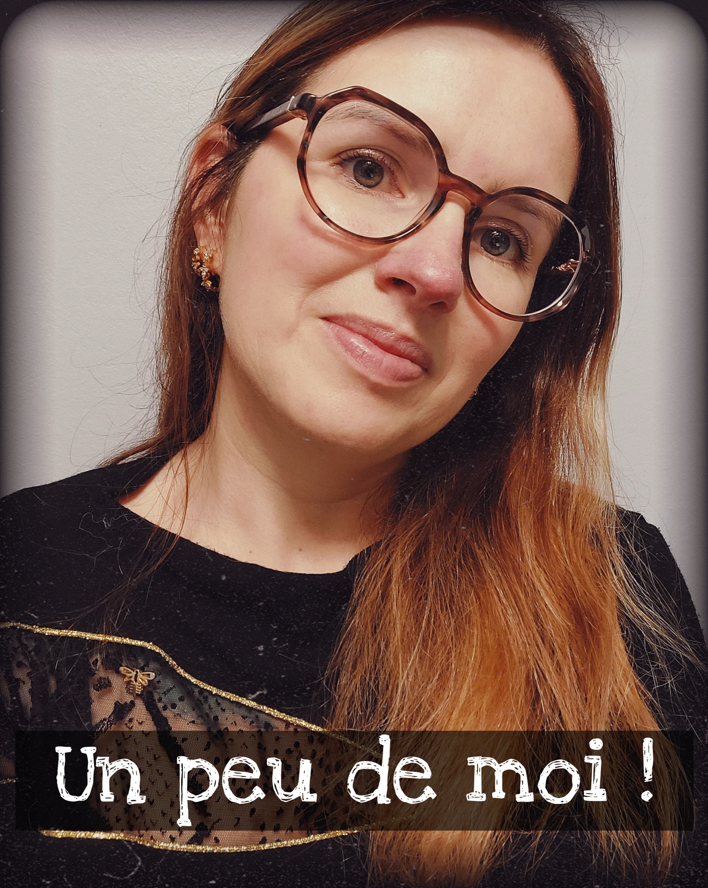 👋🏻👋🏻,
Dis m’en plus sur toi…
👉 Moi c’est Angélique, alias Angel’ink art tattoo et je suis tatoueuse depuis Octobre 2022.
👉 Je fais un peu tout les styles mais ma préférence se porte sur les tatouages en couleur ( Néotraditionnel, réalisme, pop culture…) 😍
🏠 Je tatoue dans mon shop à Loon-plage, ouvert au public. On s’y sent bien, plaid, café, chocolat et fauteuil confortable, rien n’est laissé au hasard pour que malgré les aiguilles, tu passes un bon moment !
Dites-moi si ce format vous plaît 😉
💍 Marié depuis 2012 et oui il me supporte depuis tout ce temps même plus …lol 😘
👩🏻❤️💋👩🏼 Nous avons 2 filles parfois princesse et parfois 😈😈lol un peu comme tout les enfants 🤣
🐾 Cette grosse peluche, c’est Naïka, notre boule d’amour 😍
✌🏻 ça c’était avant d’avoir les enfants… 😂 ce n’est que partie remise!
🍂 🍃🐿️Petite balade en forêt , en nature, voir les animaux, insectes…j’adore🍄🍁🌷
🪡 Quelques petites réalisations couture, j’adore ce trench d’ailleurs je pense que je vais m’en faire un 💪🏻
🧁 Qui peut résister à une bonne pâtisserie ? Moi non lol et j’aime aussi en faire !