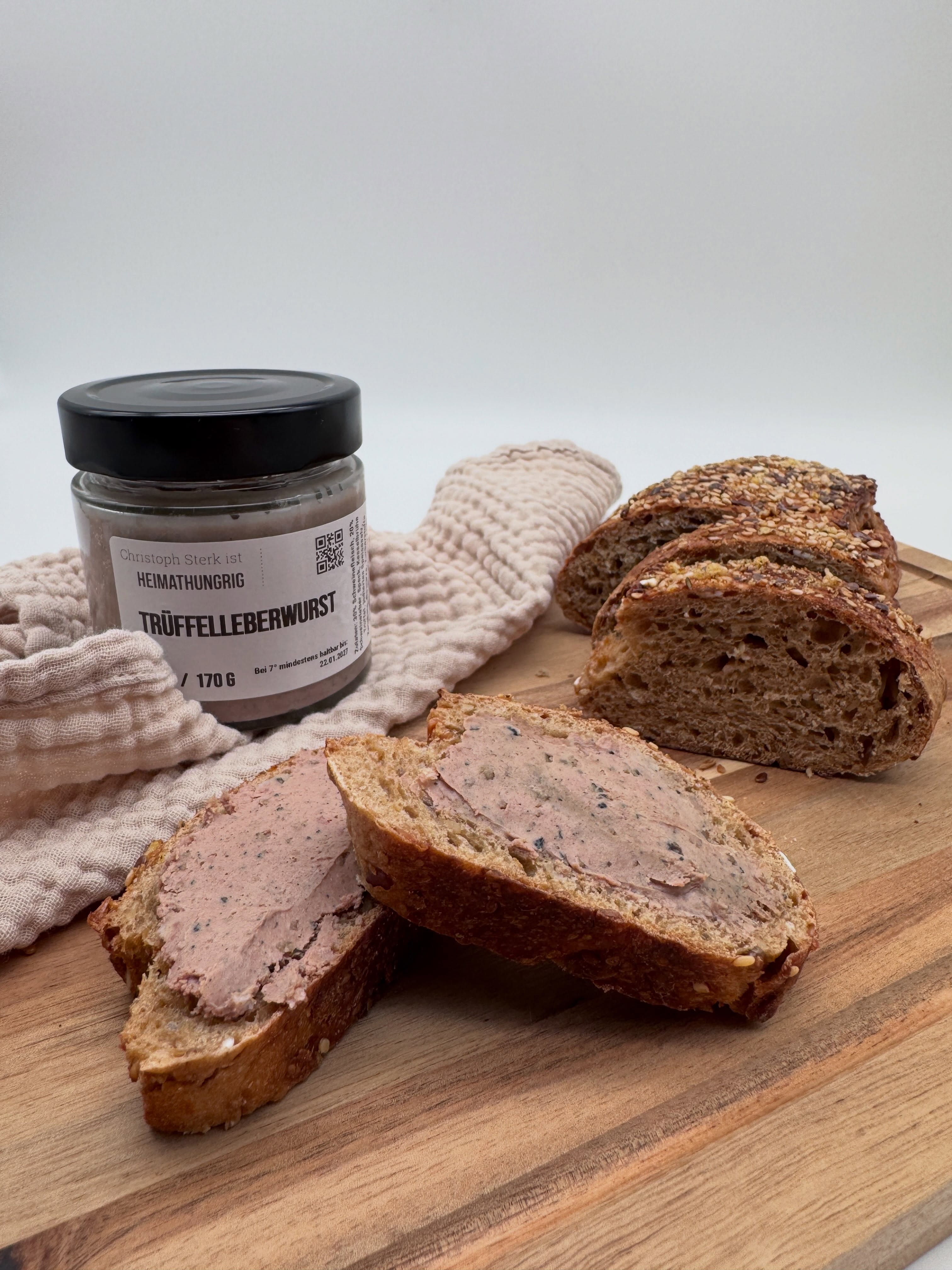 Für unsere Trüffelleberwurst werden edle Burgundertrüffel verwendet, die von unserem Labrador Balu sorgfältig erschnüffelt werden. 🐾
Nach der Ernte werden die Trüffel schonend getrocknet und anschließend in Zusammenarbeit mit der Metzgerei Höhn zu zu unserer einzigartigen Trüffelleberwurst verarbeitet.
Heimathungrig – regional verwurzelt, besonders im Geschmack!
#heimathungrig #trüffel #leberwurst #hundespürnase #regional
