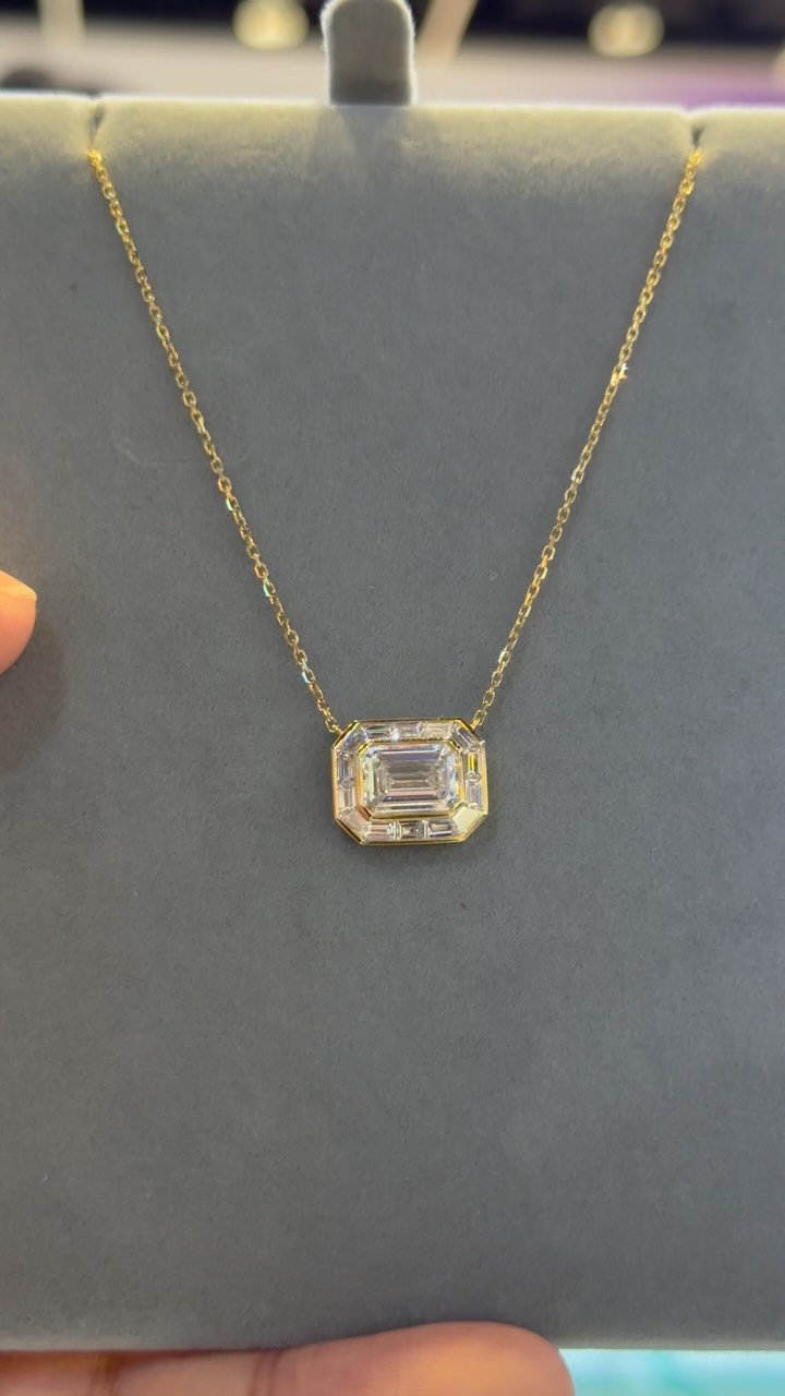 One last stock left of this beautiful east west Emerald cut diamond, with smaller emerald cut diamonds on the side🤩 it was available as of 6 pm yesterday, once the booth opens at 10 am, it might be gone! You have 2 hours to decide 🥹 this is LJ # 14 on the website!