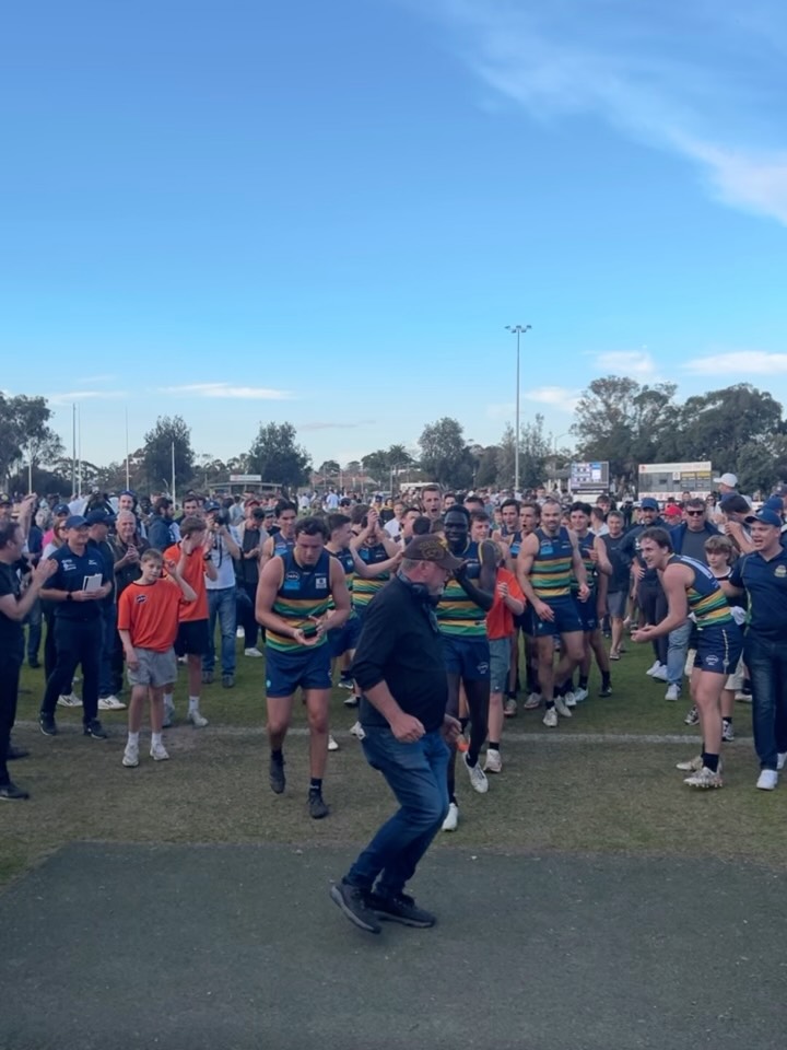 SKOB get it done in an absolute heart stopper by 1 point over Old Brighton! Onto the Preliminary Final! Swipe right for the loudest song in years!
SKOB 12.12.84
OB 12.11.83
#goSKOBπππ