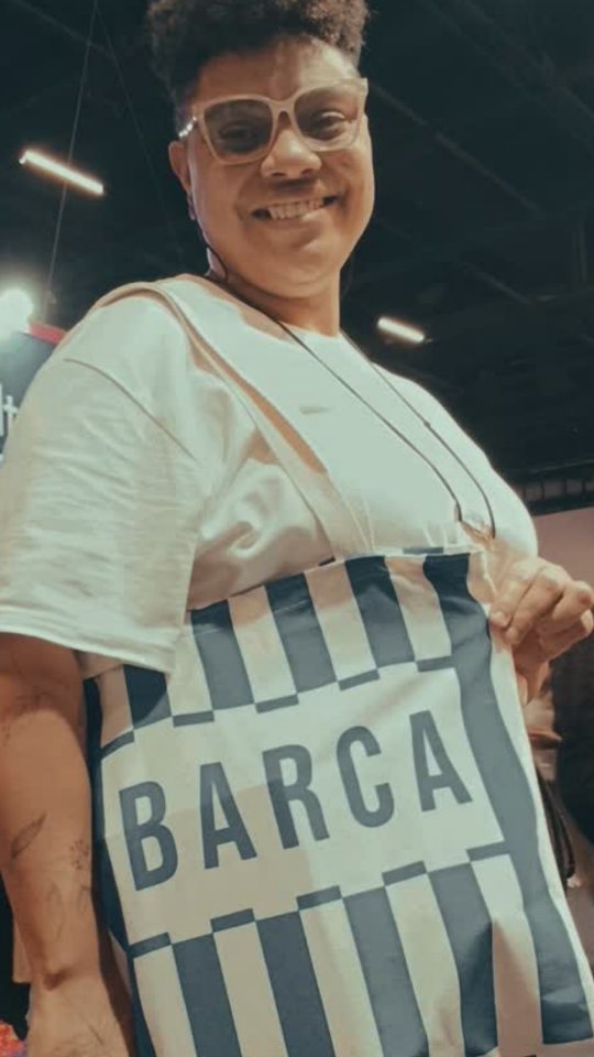 #parceirosdanega E se você pudesse embarcar em uma experiência diferente todos os meses?
Foi assim que eu conheci a Barca: uma aceleradora cultural que reúne vários clubes, cada um com uma identidade, um tema e uma curadoria própria.
Tem literatura brasileira contemporânea, filosofia, psicologia, negócios, política, livros infantis e até um clube que não manda livros, manda cartas de diferentes lugares do mundo. ✉️🌎
A ideia é simples e deliciosa: você encontra o universo que combina com você e deixa a curadoria fazer o resto.
E se você estiver na Bienal do Livro de São Paulo, tem um carinho especial do Ensaios da Nega para você:
✨ Use o cupom ENSAIOSDANEGA15 e garanta 15% de desconto.
Então me conta: se você pudesse embarcar hoje, qual seria a sua Barca?
📚 Pessôa
✉️ Cartas do Mundo
🧠 Psicologia
🏛️ Filosofia
💼 Negócios
ou outro dos clubes?
Me conta nos comentários. Quero descobrir quem embarcaria comigo. 💛
#EnsaiosDaNega #ABarca #BienalDoLivro #BienalSP