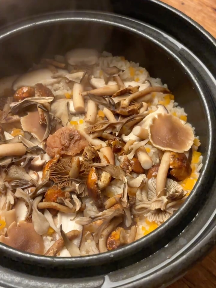 Rice cooked with plenty of fresh and dried mushrooms.
たっぷりきのこの炊き込みご飯。
The fresh mushrooms are from @mushroompeoplefarm at @geelongcitymarket.
#kaokaomiso
Rice 1.5cups
Organic Soy sauce 2tbsp
Kaokao miso 2tsp
Mirin 2tbsp
Water 260cc
Add fresh mushrooms. Then cook rice.
Top with chopped spring onion. I charred the miso paste to give it a toasted flavour, then added a bit of it.
Our dinner tonight was very simple and felt a bit like Japanese brekky style. But the mushroom rice was very flavourful and had a nice texture. The salmon berry was quite fatty, but it paired well with other simple, flavourful dishes.