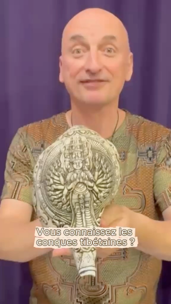 🐚✨ Une conque tibétaine exceptionnelle…
À l’intérieur de cette magnifique conque se révèle Chenrezi aux mille bras, représentation de la compassion dans la tradition bouddhiste tibétaine. 🙏
Au-delà de la finesse de sa sculpture et de sa dimension symbolique, cette conque est également un véritable instrument sonore.
Son timbre, sa vibration et sa présence en font un instrument particulièrement fascinant à découvrir et à expérimenter. 🎶
C’est tout ce qui me passionne dans mon travail : vous faire découvrir des instruments qui sont à la fois beaux, porteurs d’histoire et capables d’offrir une véritable expérience sonore.
🏛️ Si vous êtes dans la région, je vous invite à venir découvrir ma galerie d’art tibétain, où vous pourrez prendre le temps de voir, d’écouter et d’expérimenter de nombreux instruments sonores : bols chantants, gongs, conques, cloches, diapasons, tambours…
📦 Et si vous êtes plus loin, pas besoin de renoncer à cette découverte : je peux également vous présenter les instruments disponibles à distance, vous conseiller dans votre choix et vous accompagner pour trouver celui qui correspond réellement à votre recherche et à votre pratique.
🎓 Je propose également des formations autour des pratiques sonores, pour apprendre à utiliser ces instruments et approfondir leur pratique.
✨ Une galerie à découvrir, des instruments à rencontrer, un savoir-faire à transmettre.
💬 Vous êtes plutôt du genre à choisir votre instrument en venant le découvrir… ou à vous laisser guider à distance ?
👉 Informations sur la galerie, les instruments disponibles et les formations : lien dans ma bio.
#pratiquessonore #relaxationsonore #formationsonores #instrumentssonores #conquetibetaine #conque #chenrezi #instrumentstibetains #galeriedarttibetain #bolstibetains #gong #diapason #tambour #voyagesonore #meditationsonore #vibrationsonores