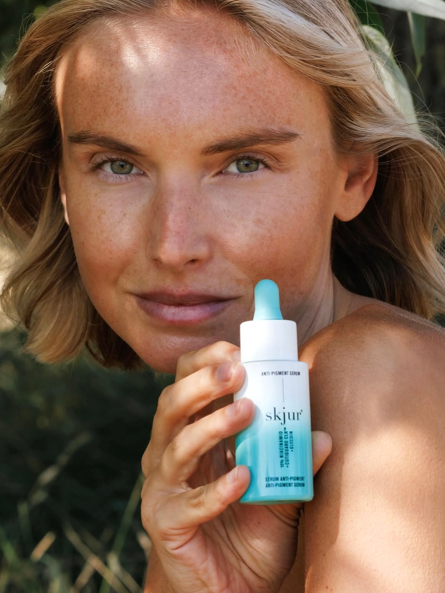 Pigmentflecken nach dem Sommer? Das ist kein Zufall. 👀
UV bedingte Pigmentierung kann erst Wochen später sichtbar werden. Genau deshalb ist jetzt der richtige Zeitpunkt für gezielte Pflege.
10 % Niacinamid im skjur® Anti Pigment Serum unterstützen einen ebenmäßigeren Teint. ✨
2–3 Tropfen. Jeden Abend. Fertig.
#skjur #pigmentflecken #niacinamid #hautpflege