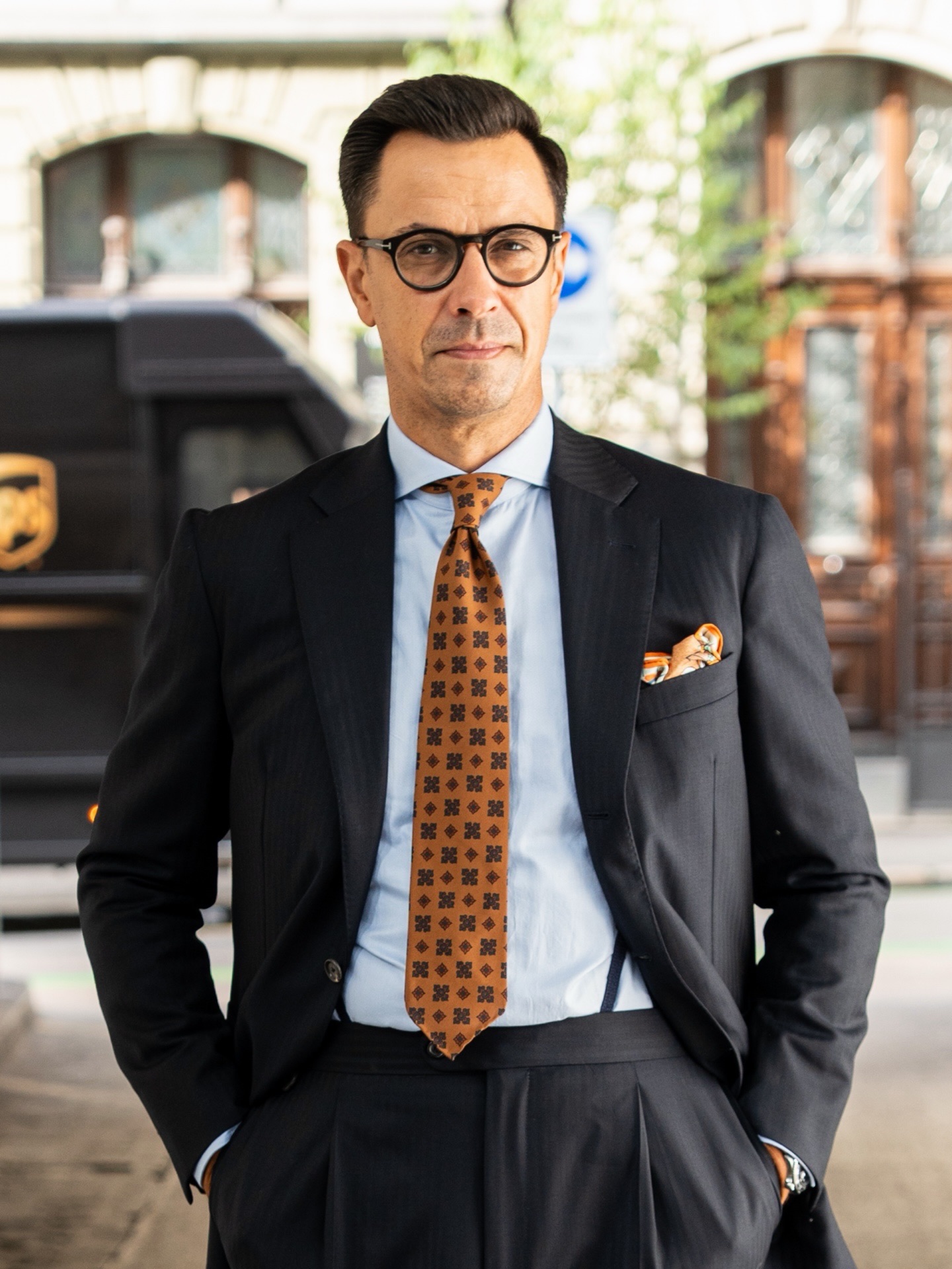 Der Vitale Barberis Canonico 110s
Ein robuster, vielseitiger Vier‑Jahreszeiten‑Stoff, ideal für Alltags‑ und Business‑Suits.
Heute getragen als klassischer Anzug, kombiniert mit hellblauem Maßhemd, Shibumi‑Krawatte und Pocket Square @shibumifirenze
Ein Look, stilvoll, ohne aufzudrängen – klar, hochwertig und zeitlos.
Alles bei uns erhältlich 😉
#tailorsuit #bespokeshirt #madetomeasure #massanzug #masshemd