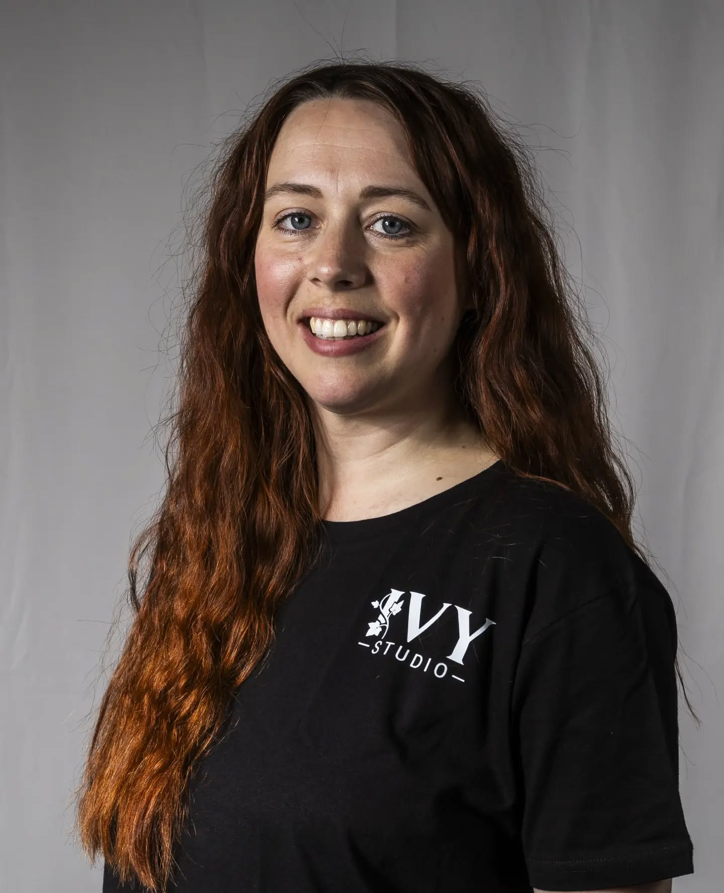 Instruktörspresentation @aerialice
Lär känna mig
• Namn: Alice
• Instruktör: Aerial hammock/hoop
• Hur länge har du tränat Pole/aerial? Pole - 12 år, aerial - 9 år
• Vad betyder IVY för dig? Gemenskap och träningsglädje
Lite om mig
• Favoritgodis? Bubs
• Favoritfärg? Grön
• Vad gör du när du inte tränar? Konstruerar träningskläder, syr glittriga dräkter eller umgås med familj/vänner
3 snabba
• Static eller spin? Spin
• Flexibilitet eller styrka? Flex
• Tricks eller flow? Flow
Avslutning
• Favorittrick: Gazelle
• Drömtrick: Human flag
• Vad skulle du säga till någon som funderar på att börja med pole/aerial eller annan dansform på IVY? Kör bara, kör!