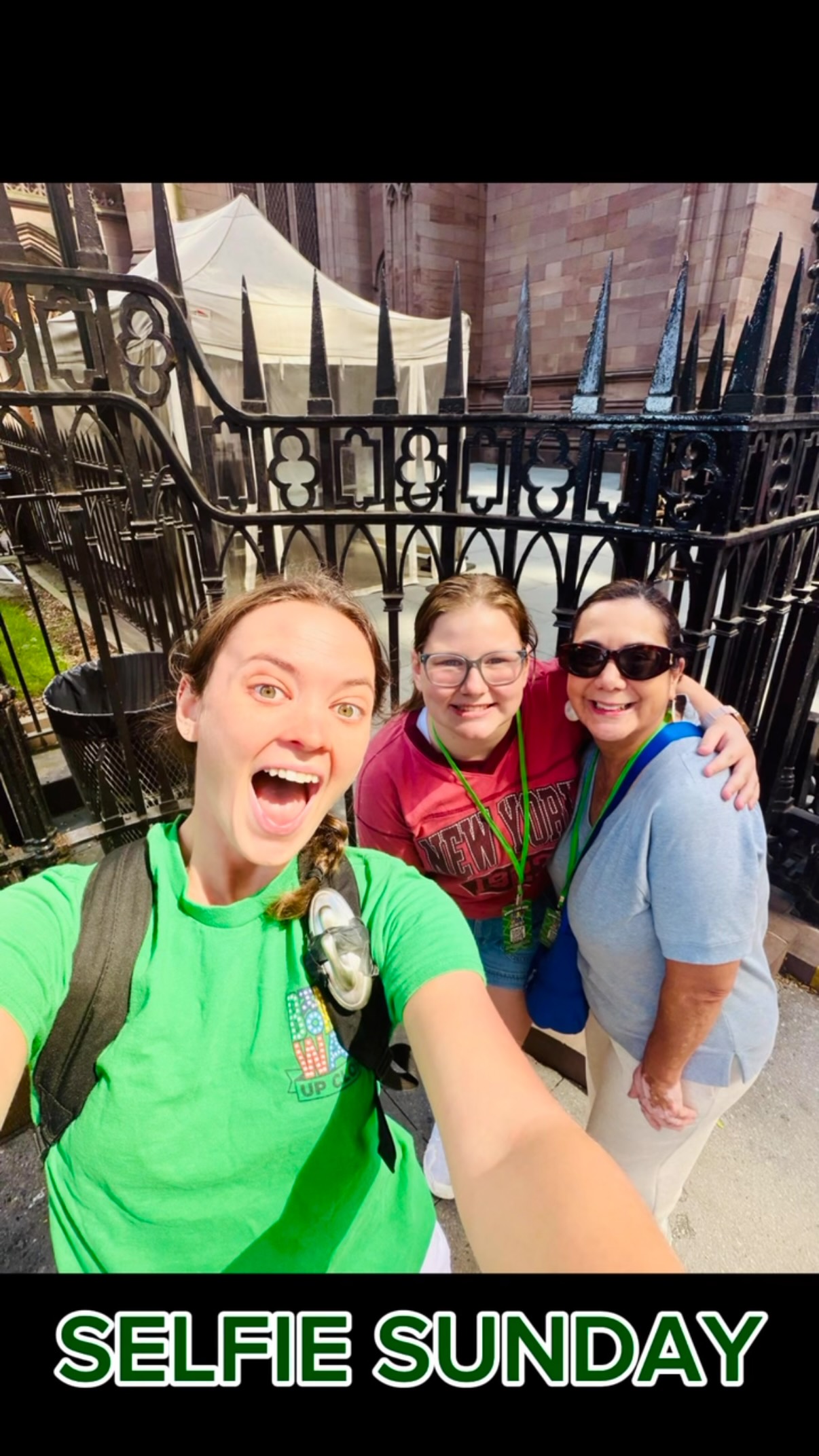 Look at these smiles! Another amazing week on our Broadway sidewalks is in the books, and this was a truly fun one. Thanks for everyone who joined us this week! #SelfieSunday 💚