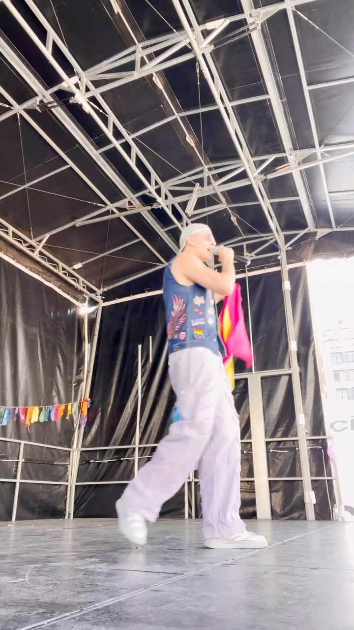 OUI ! L’amour nous (ré)unit !
Merci @limbow_87 pour cette incroyable pride.
❤️🧡💛💚💙💜
#ThePrideTour #Pride2026