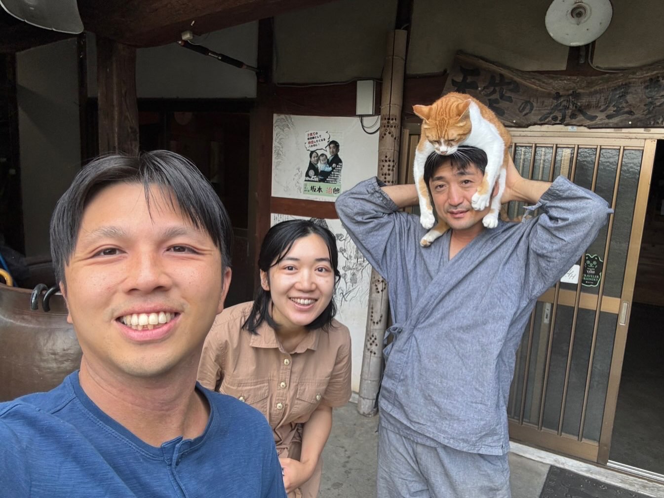 コジローかわいい、って訪問者皆さんに言われるけれど
猫の6歳は人間の肉体年齢換算で40歳らしいから
天空の茶屋敷はジローとコジローの40歳のおっさんが2人が共同経営してる状態ということだそうです。
#ネコ宿 #猫ゲストハウス #天空の茶屋敷