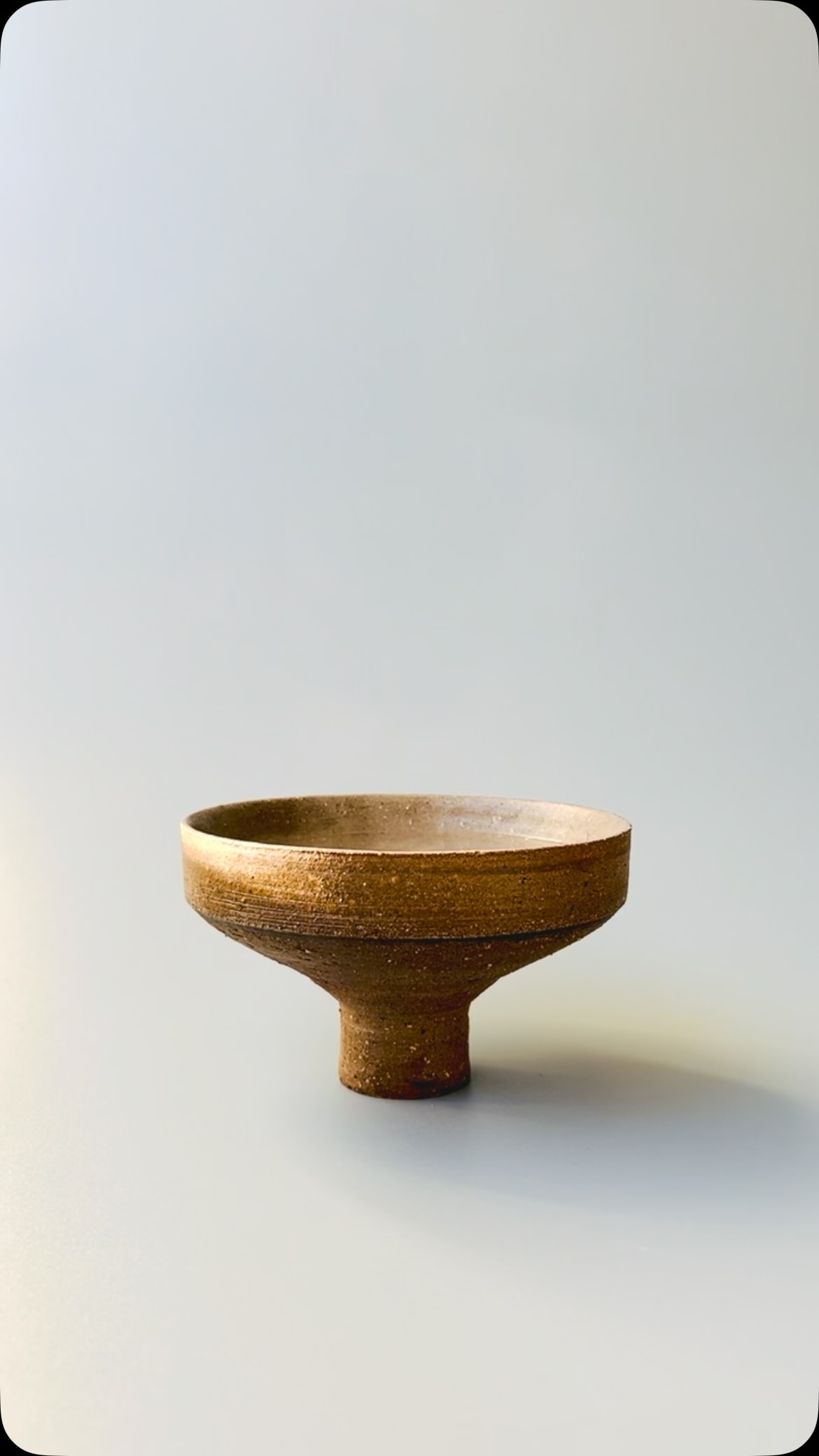 Tee ist mehr als ein Getränk. Ein Ritual, ein Moment der Ruhe. Man hält etwas Warmes in den Händen und nimmt sich Zeit.
Beim Drehen ist es ähnlich: Zu viel Druck – die Form verschwindet. Zu wenig – sie entsteht gar nicht. Ein leises Zusammenspiel aus Aufmerksamkeit und Gefühl.
Die Tasse, die ihr formt, wird später euren Teemoment begleiten. Kleine Unregelmäßigkeiten machen sie besonders – ein Ruheanker im Alltag, der an den Moment erinnert. Achtsam.
Workshops:
ZEN·trier Dich. TEE
10.10, 21.11 oder 05.12
Drehe deine Teetasse: cl-ay.de
W O R K S H O P S
Tea is more than a drink. A ritual. A moment of calm. You hold something warm in your hands and take your time.
Pottery is similar: Too much pressure – the shape disappears. Too little – it never forms. A subtle interplay of attention and feeling.
The cup you shape will later accompany your tea moment. Small imperfections make it special – a quiet anchor in daily life, reminding you to pause. Mindfully.
Workshops:
ZEN·ter Yourself. TEA
10.10, 21.11 or 05.12
Shape your own tea cup: cl-ay.de
#Tee
#Drehscheibe
#achtsamkeit