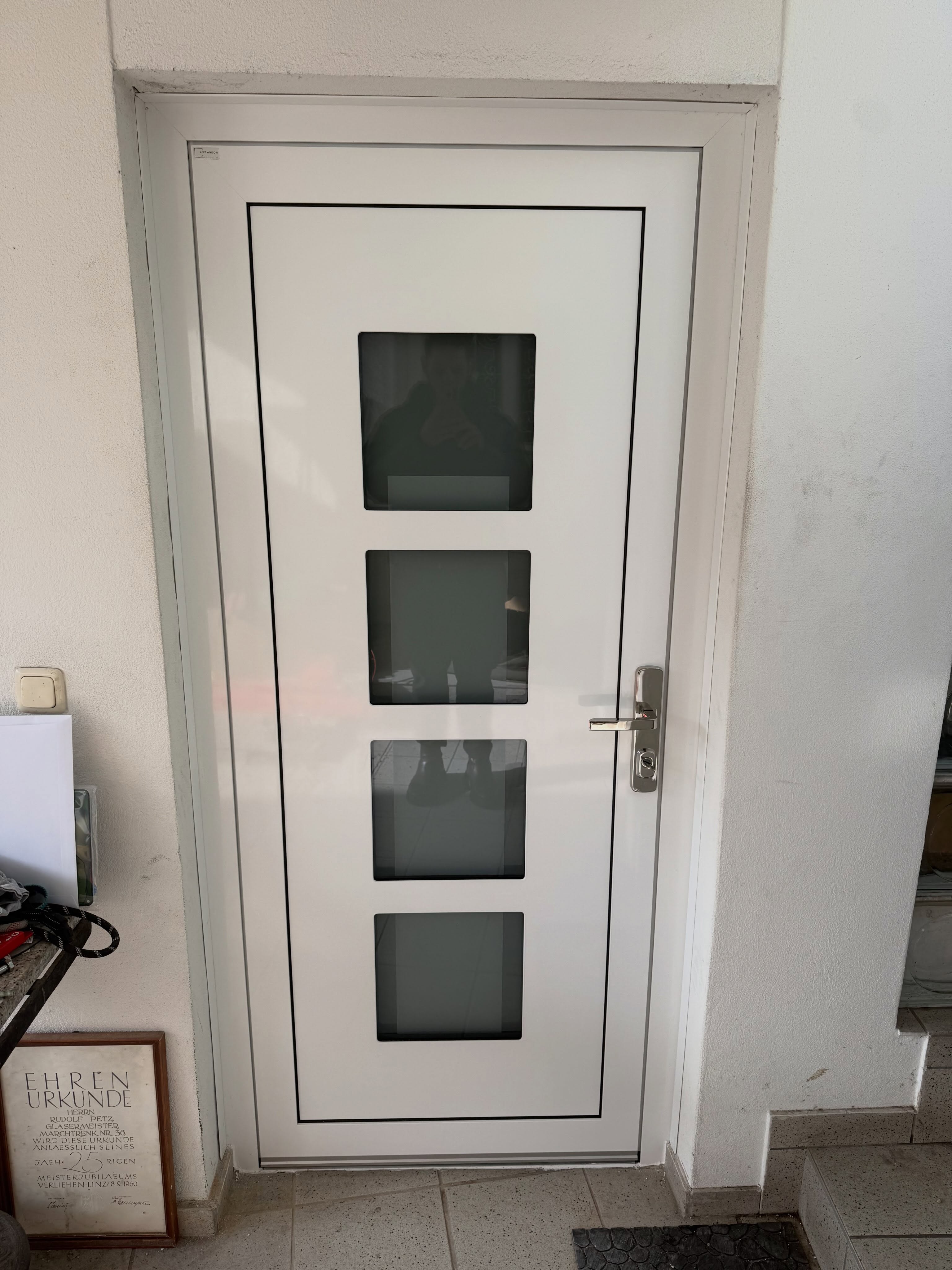 🚪 Sicherheit trifft elegantes Design.
Bei dieser Inotherm Aluminium-Haustür trifft eine zeitlose Optik auf hochwertige Ausstattung.
🤍 Satinato-Verglasung für viel natürliches Licht bei gleichzeitigem Sichtschutz
🔒 5-fach-Verriegelung mit Bolzen und Haken für zusätzliche Sicherheit
✨ Drücker aus poliertem Edelstahl als eleganter Akzent
🚪 Hochwertige Aluminium-Ausführung von Inotherm
Eine Haustür soll nicht nur gut aussehen – sie soll Sicherheit, Komfort und Qualität jeden Tag spürbar machen.
📍 Wels · Linz · Oberösterreich
📩 Kostenlose & unverbindliche Beratung und Maßaufnahme vor Ort
#NextWindow #Inotherm #Haustür #Aluminiumhaustür #HaustürDesign