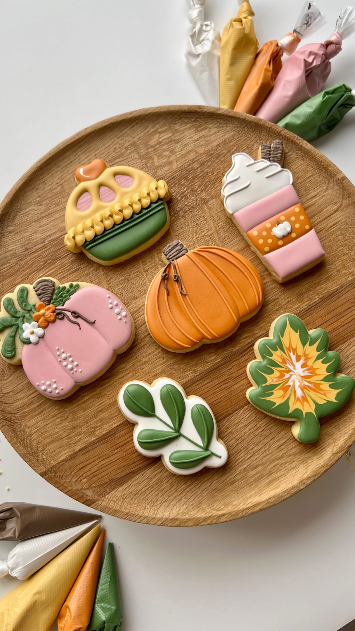 HELLO AUTUMN class is here! 🍂
I’m finally back with a group biscuit decorating workshop (both virtual and in person), and we’re kicking things off with the cosiest autumn set! ✨
❤️ IN PERSON: Wednesday 14th October
10:30AM - 1PM at Fuel Tank @workspacegroup
7PM - 9:30PM at @somethinggoodworkshops
📍 Deptford, London
❤️ VIRTUAL: Thursday 15th October at 6PM - 8:30PM
📦 Your kit will be posted straight to you beforehand! UK only
🎟️ £80 in person / £85 virtual including P&P
Your ticket also includes access to my online courses worth over £50, so you can keep learning long after the workshop is over! 💫
Tickets are available now via the link in my bio - spaces are limited! 🍂
#cookieclass #ukcookieclass #londoncookieclass #londonactivity #royalicingclass