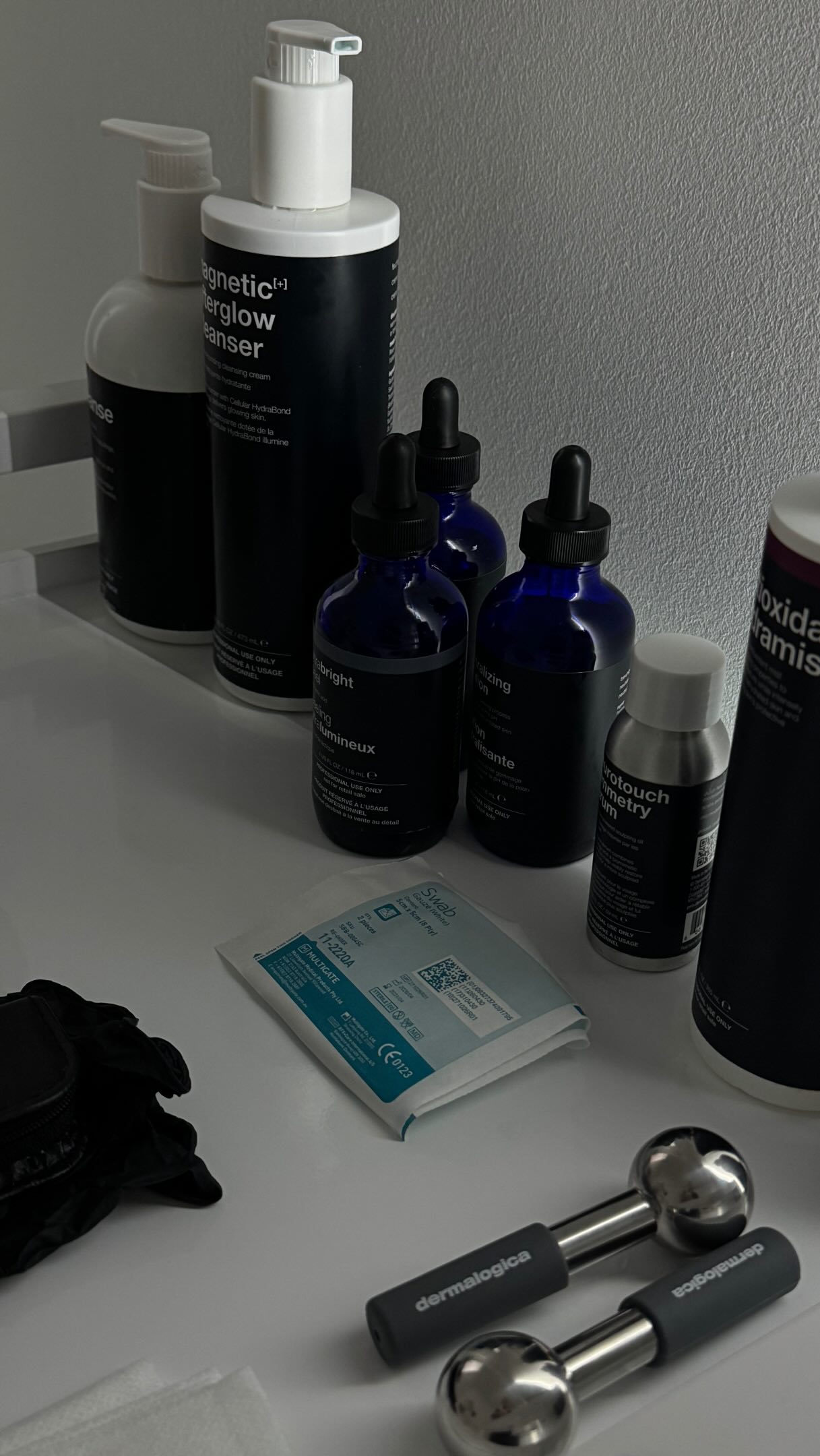 Skin treatments aren’t working?
Meanwhile…
🛏️ old pillows
🖌️ Makeup brushes that haven’t seen soap in months
🧼 Harsh soap
🍔 Takeaway every second night
Your skin therapist can’t do ALL the work 😂
Consistency at home is where the magic happens!