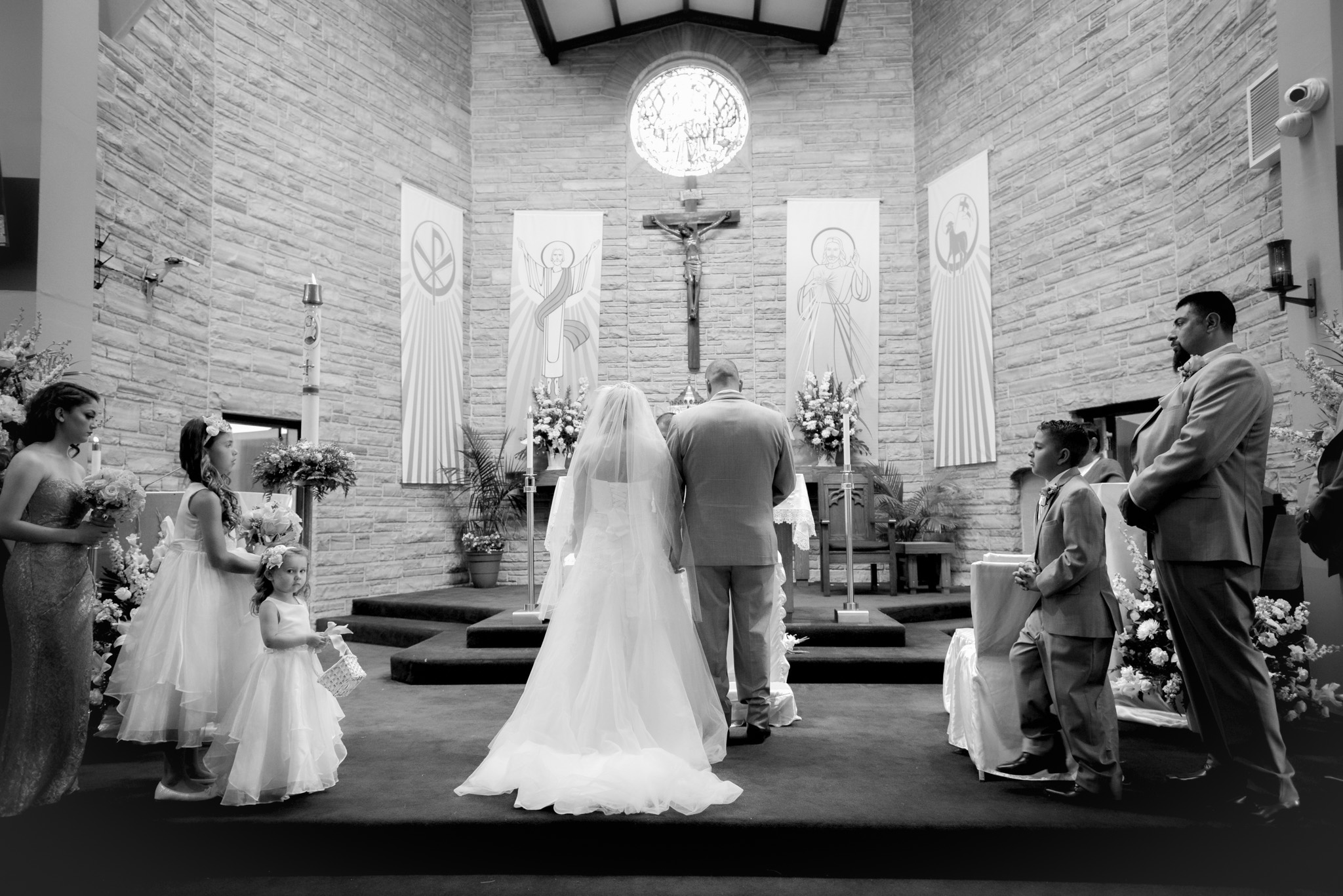 Surrounded by loved ones, framed by tradition, and stepping into forever. Black and white moments like these always carry an extra layer of magic. 🕊🖤 #weddingpic #weddingphotographer #wedingphotography #ovationphotograpyanddesign #wedding #brideandgroom #chruchwedding #blackandwhitewedding