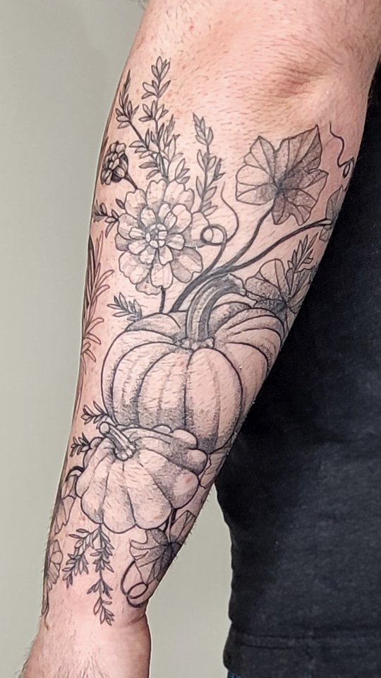 We finished this chef's sleeve of some of his favorite plants, herbs, fungi and veg in two sessions a couple of weeks apart. I don't get to post a ton of fresh vs. healed content, so let's do that now!
For those who are wondering, the smaller squash in front of the pumpkin is a called a pattypan squash. The next time you see some of these, buy them, roast them, thank me later.
Thanks, buddy!
#healedtattoo #whipshading #tattoo #abbotsford #comoxvalley