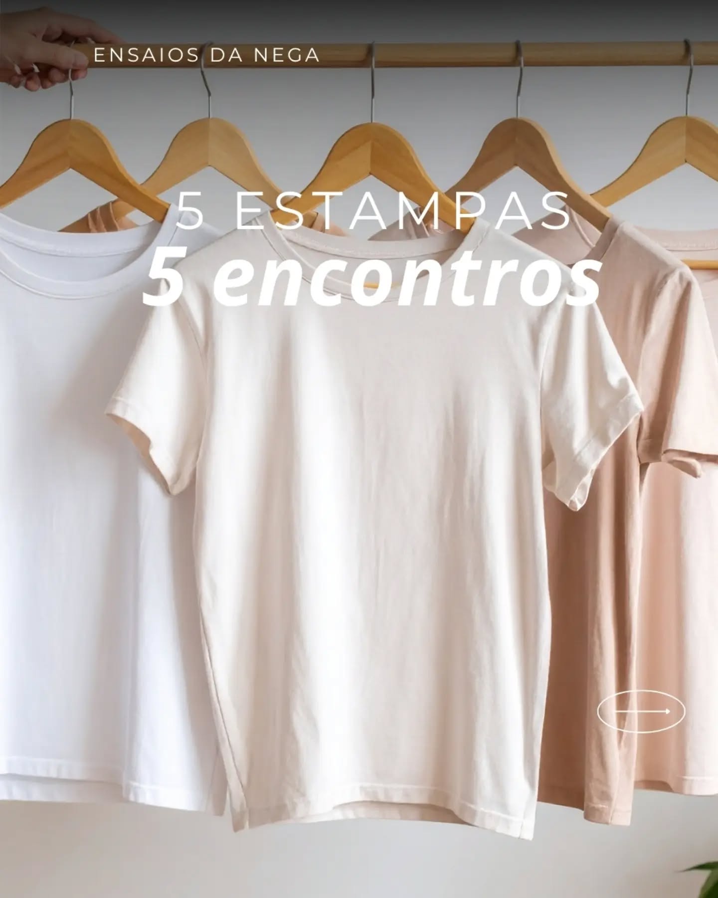 Cinco estampas. Cinco encontros.
Uma nasceu de um livro, de uma frase, de uma vontade de voltar para si, da beleza das pequenas coisas. E outra, da sensação de encontrar um lugar onde a gente pode simplesmente entrar.
Talvez seja por isso que essa coleção se chama Encontro.
Porque, no fim, é disso que os livros sempre me falaram: de encontrar histórias, pessoas e partes de nós mesmas pelo caminho.
Qual dessas estampas encontrou você?
A Coleção Encontro está em campanha de financiamento coletivo. Link na bio. ❤️