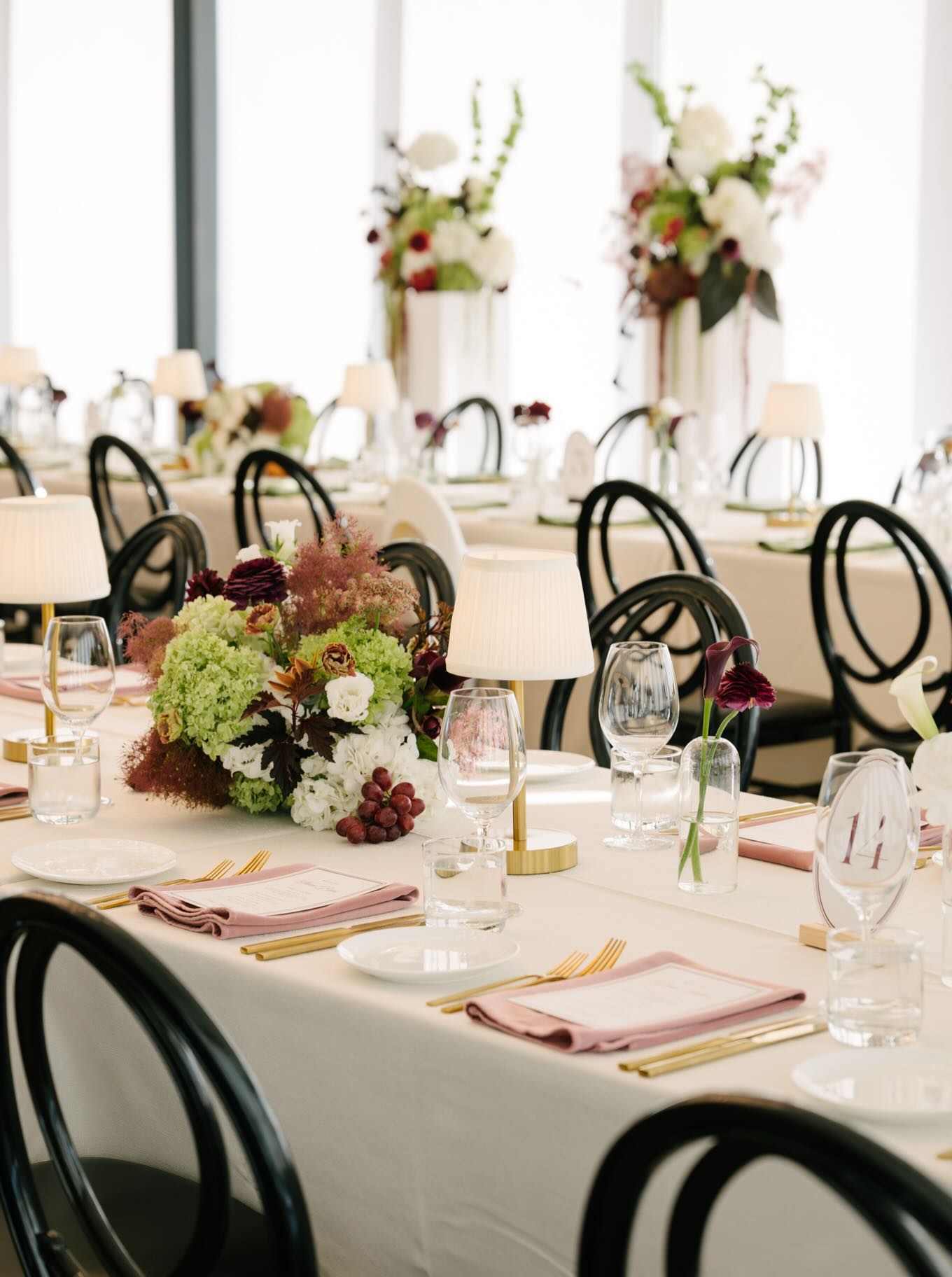 A table worth lingering at in the beautiful @thepostmarkhotel ♥️
Tableware & Lamps @setandsocial.ca
Photography @mangostudios
Furniture @detailzfurniturerentals
Florals @flurishstudio