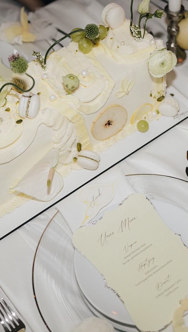 Warum sollte eine Hochzeitstorte irgendwo am Rand stehen und auf ihren grossen Auftritt warten?
This one doesn’t.
Der Long Center Cake wird Teil der Tafel. Er verbindet Torte und Tischdekoration und wird genau dort angeschnitten, wo alle zusammen sitzen.
Modern, a little unexpected and definitely not the classic wedding cake.
Honestly?
I want to create many more of these. 🤍
Ihr heiratet 2027 im Thurgau oder in der Ostschweiz: Would you put your wedding cake right in the middle of the table?
@schloss_seeburg
@freesoulandspirit.photos
@pablo.foto_film
@sabinaweddingsevents
@blumenecke_gmbh
@cl.modelcouple
@thedresskreuzlingen
@monas.beautiful.bride.styling
@fancydesign_byfrancine @bling_konstanz @liebeundlicht_ @grafclassics @planb.eventagentur @fancydesign_byfrancine