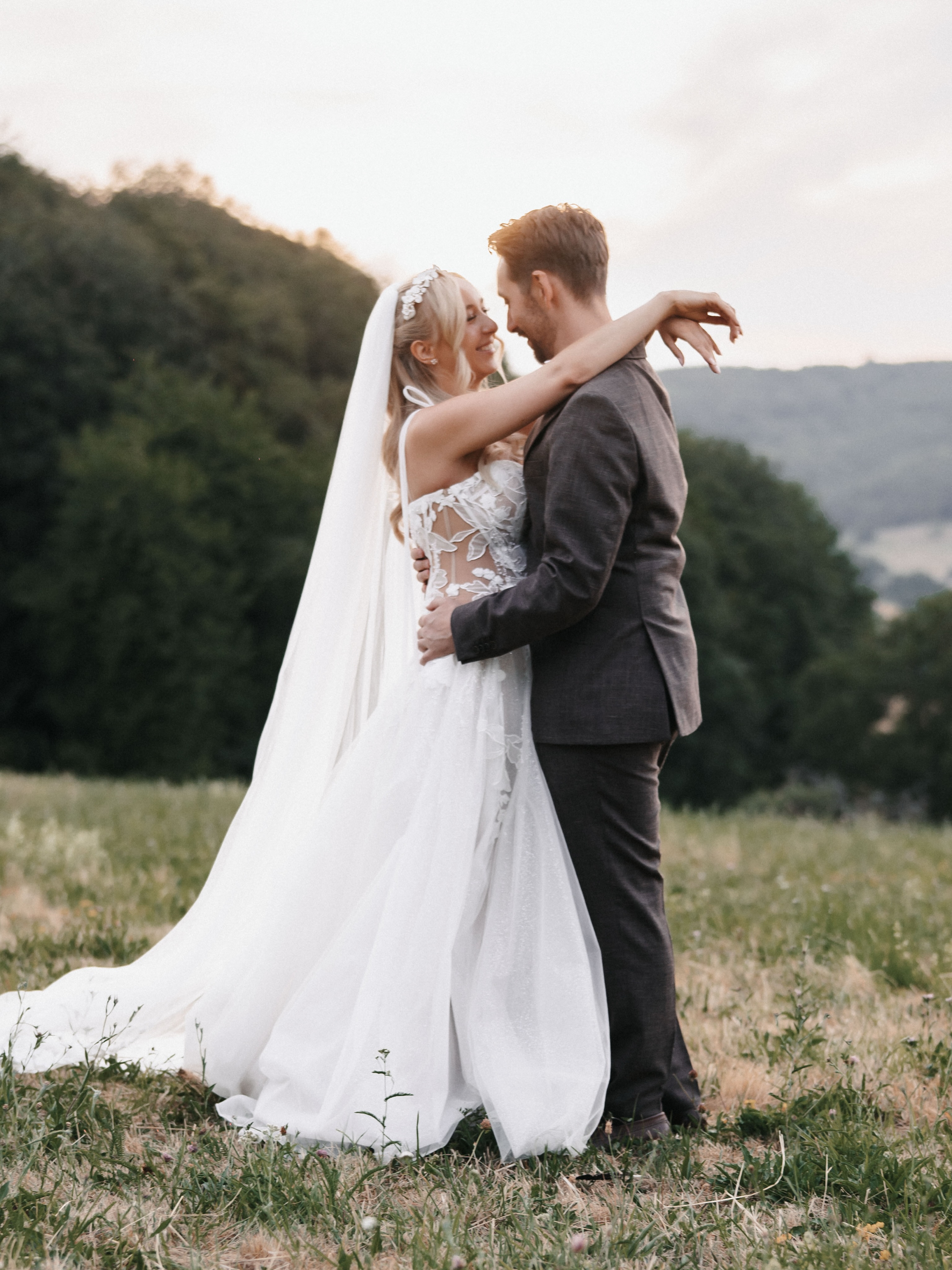 Liebe Julia, du siehst in deinem Kleid so wunderschön aus. 1000 Dank für dein Vertrauen in uns und dafür, dass wir so Teil eures ganz besonderen Tages sein konnten. 🩵
Wir wünschen euch beiden nur das Beste zur Hochzeit! ✨🤍
📷 @salvatoretabone_photography
#mariebernal #mariebernalbraut #realbride #hochzeitsshooting