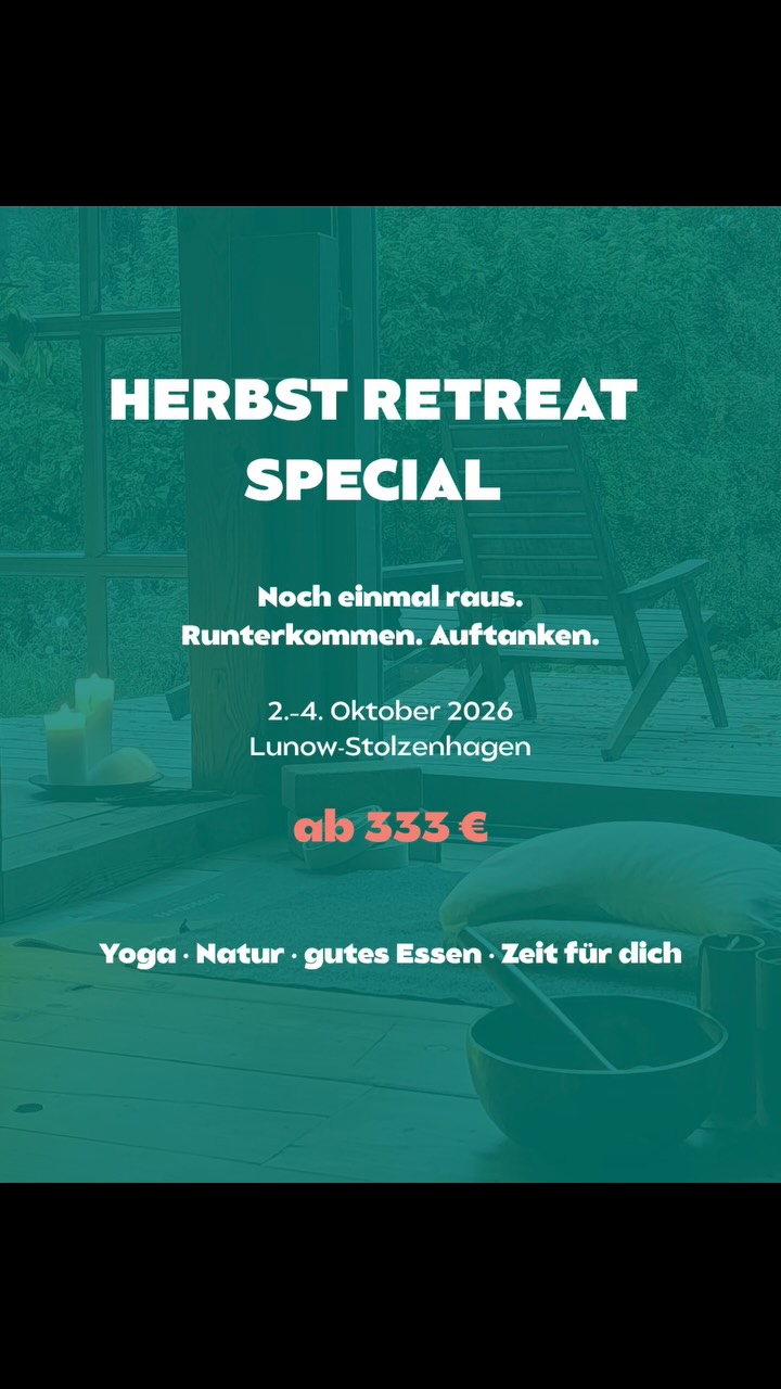 Ich hab gerade beim Schneiden dieses Videos wieder gemerkt, wie schön diese Wochenenden eigentlich sind. 🤍
Morgens gemeinsam in der Shala sitzen, Yoga machen, raus in die Natur, richtig gut essen, am Feuer sitzen, quatschen, nichts müssen. Einfach mal kurz raus aus allem.
Und weil der Herbst sowieso nach ein bisschen Rückzug und Auftanken ruft, gibt’s für unser Retreat vom 2.–4. Oktober in Lunow-Stolzenhagen gerade ein kleines Special:
🍂 Zimmer ab 333 € p.P.
inkl. 2 Übernachtungen, vegetarisch-veganer Bio-Vollverpflegung und dem kompletten Retreatprogramm.
Es gibt verschiedene Zimmerkategorien – vom Mehrbettzimmer bis zum eigenen Apartment. Und wer mit Zelt oder Bus kommt, zahlt sogar nur 322 €.
Wenn du dabei sein möchtest, schreib uns einfach eine Mail an info@yogalaborberlin.de mit deiner Wunsch-Unterbringung.
Das Special ist ausschließlich per Mail buchbar.
Wir freuen uns sehr auf dieses Wochenende. 🍂
#yogaretreat #yogaretreatberlin #herbstretreat #yogawochenende #yogaberlin auszeit yogalaborberlin