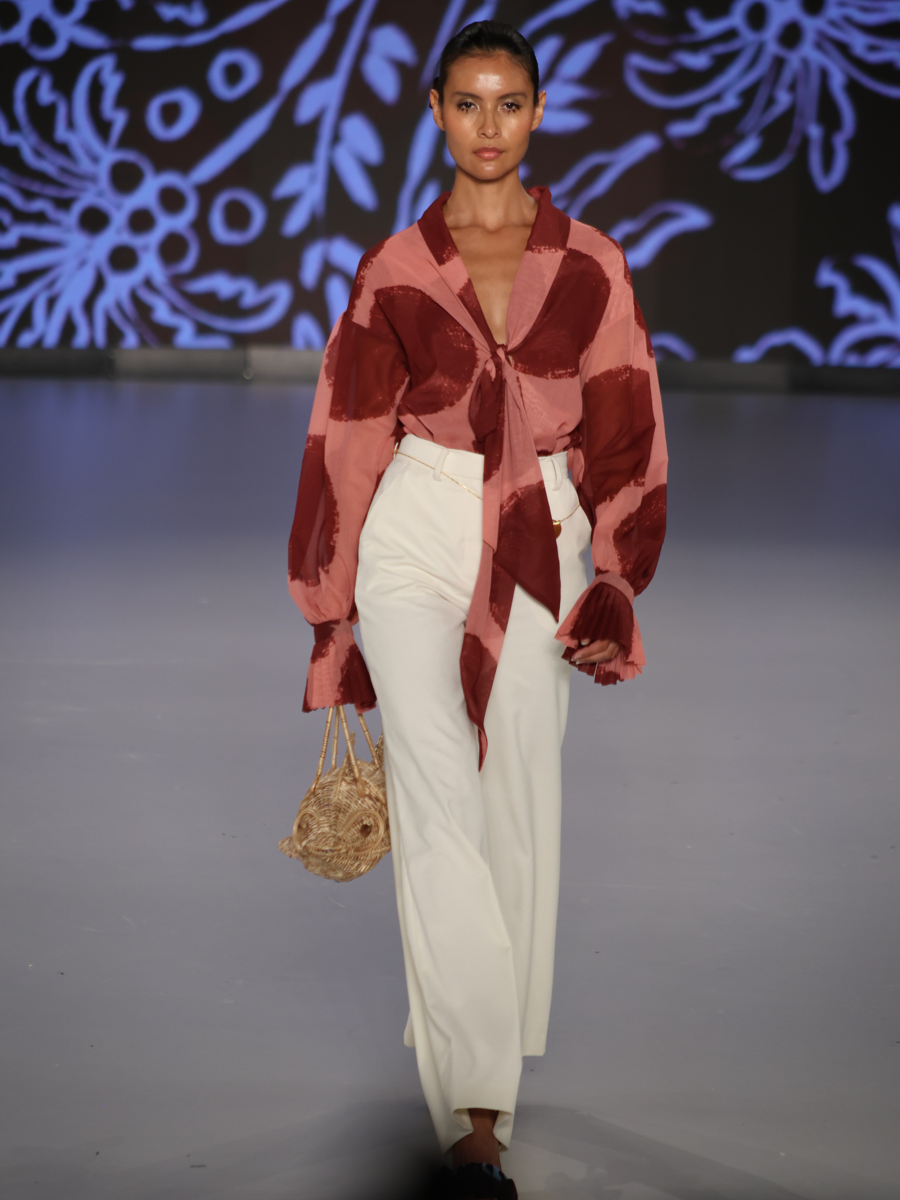 🌺Pasarela: Guadalupe
🌺Diseñador: @diegoguarnizomoda
🌺Joyería: @valentinaquinterorubio
📍Nota completa en Bloggaleriadearte.com
Guarnizo utiliza esta huella geológica como un homenaje doble. Por un lado, conecta con Valentina Quintero, quien en sus manos posee un gran tesoro.
