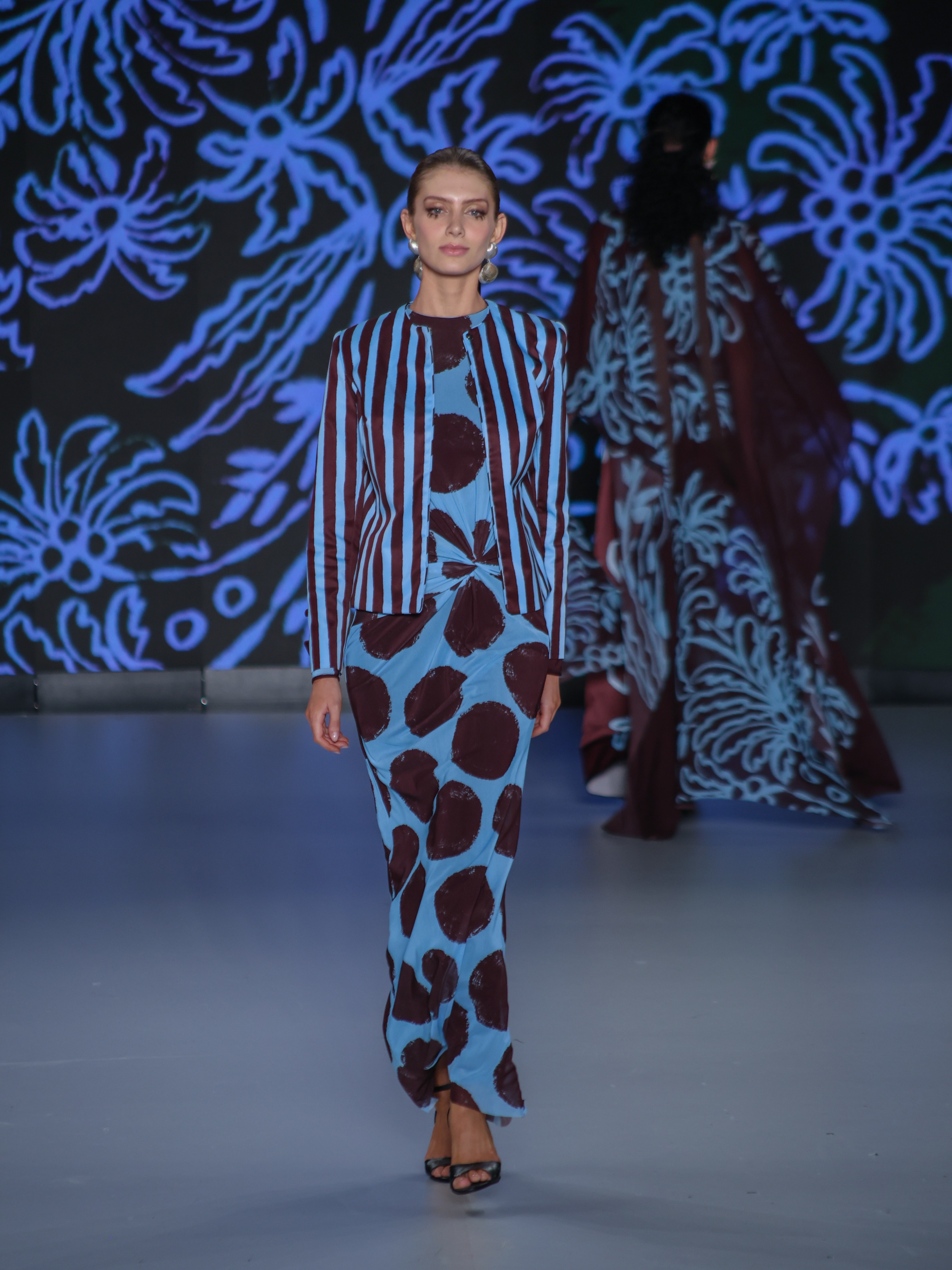 🌺Pasarela: Guadalupe
🌺Diseñador: @diegoguarnizomoda
🌺Joyería: @valentinaquinterorubio
📍Nota completa en Bloggaleriadearte.com
Sin embargo, la pasarela revela una metáfora impactante: la presencia explícita de conchas marinas en las alturas andinas.
