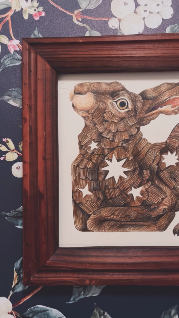 🐇✨
L’image du lièvre enfermé dans son tableau
Crayons de couleur sur cartoline
(En cours)