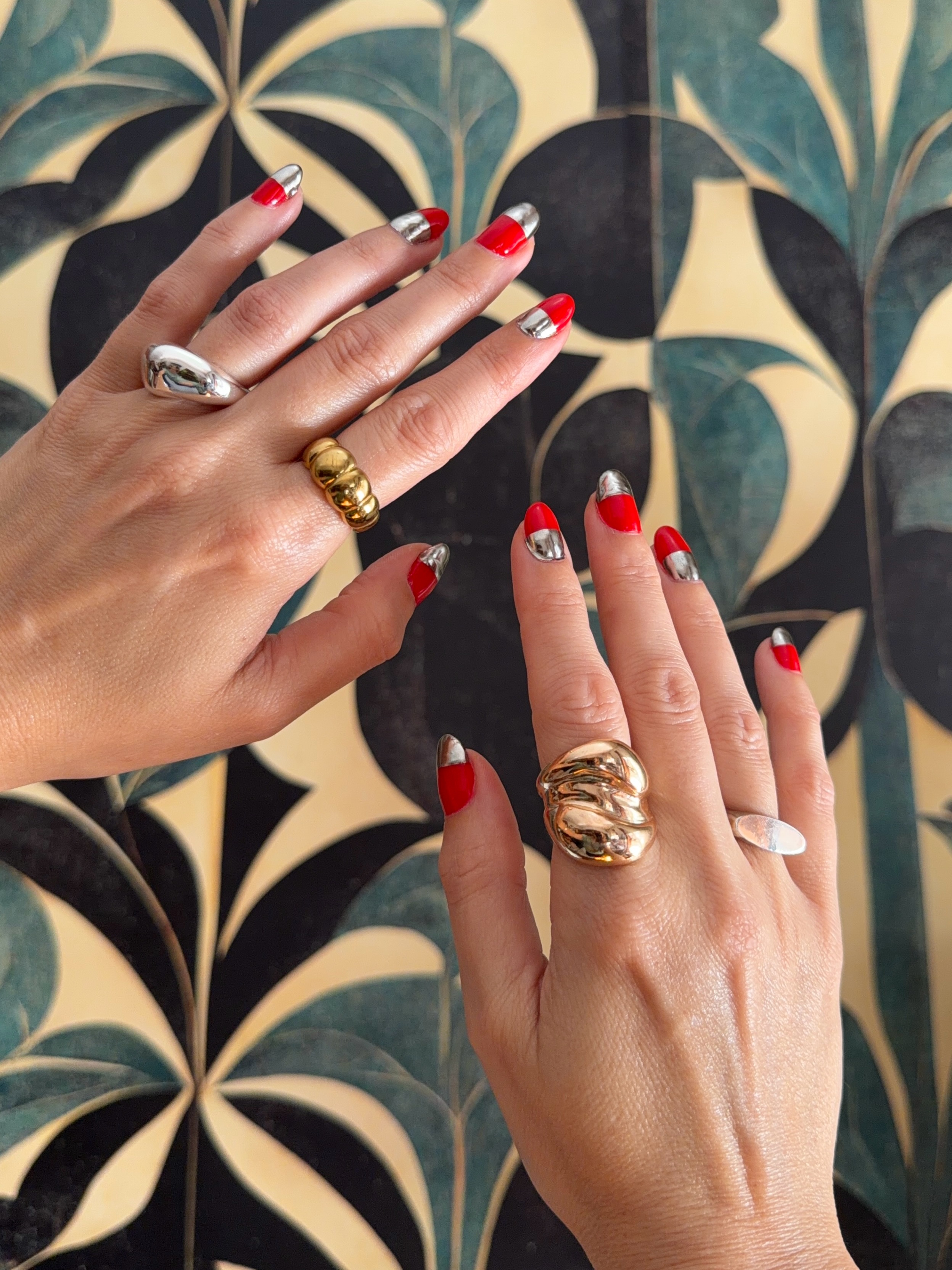 Drooling over this manicure 💅🏼
The only red I ever use- chili pepper red from @dndgel with a half chrome to keep things funky.
Rings are by me (@stellatojewelry) @andotherstories and @shopxnur
#chromenails #naildesign #gelnailart #nailstyle