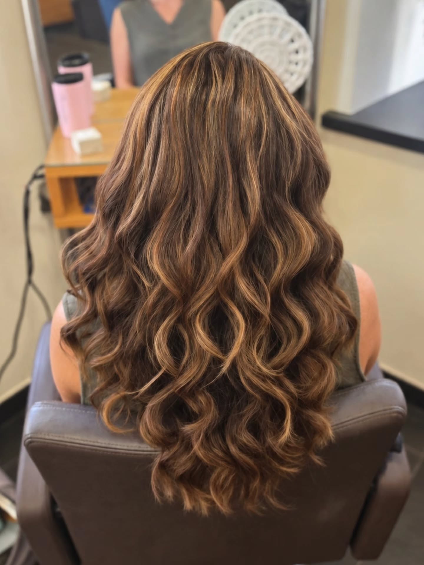 ✨ Frische Farbe & feine Highlights ✨
Manchmal braucht es gar keine komplette Veränderung, um wieder richtig viel Lebendigkeit ins Haar zu bringen. 🤎
Bei diesem Look habe ich den Nachwuchs frisch gefärbt und am Oberkopf sowie an den Seiten feine Strähnchen gesetzt.
Dadurch bekommt das Haar wieder mehr Dimension, schöne Lichtreflexe und einen natürlichen, weichen Verlauf. ✨
Zum Abschluss noch ein schönes Styling
und schon kommen die neuen
Highlights richtig toll zur Geltung. 🥰
Was für ein Unterschied! 🤎✨
#frisörrenner #hairtransformation #vorhernachher #highlights
