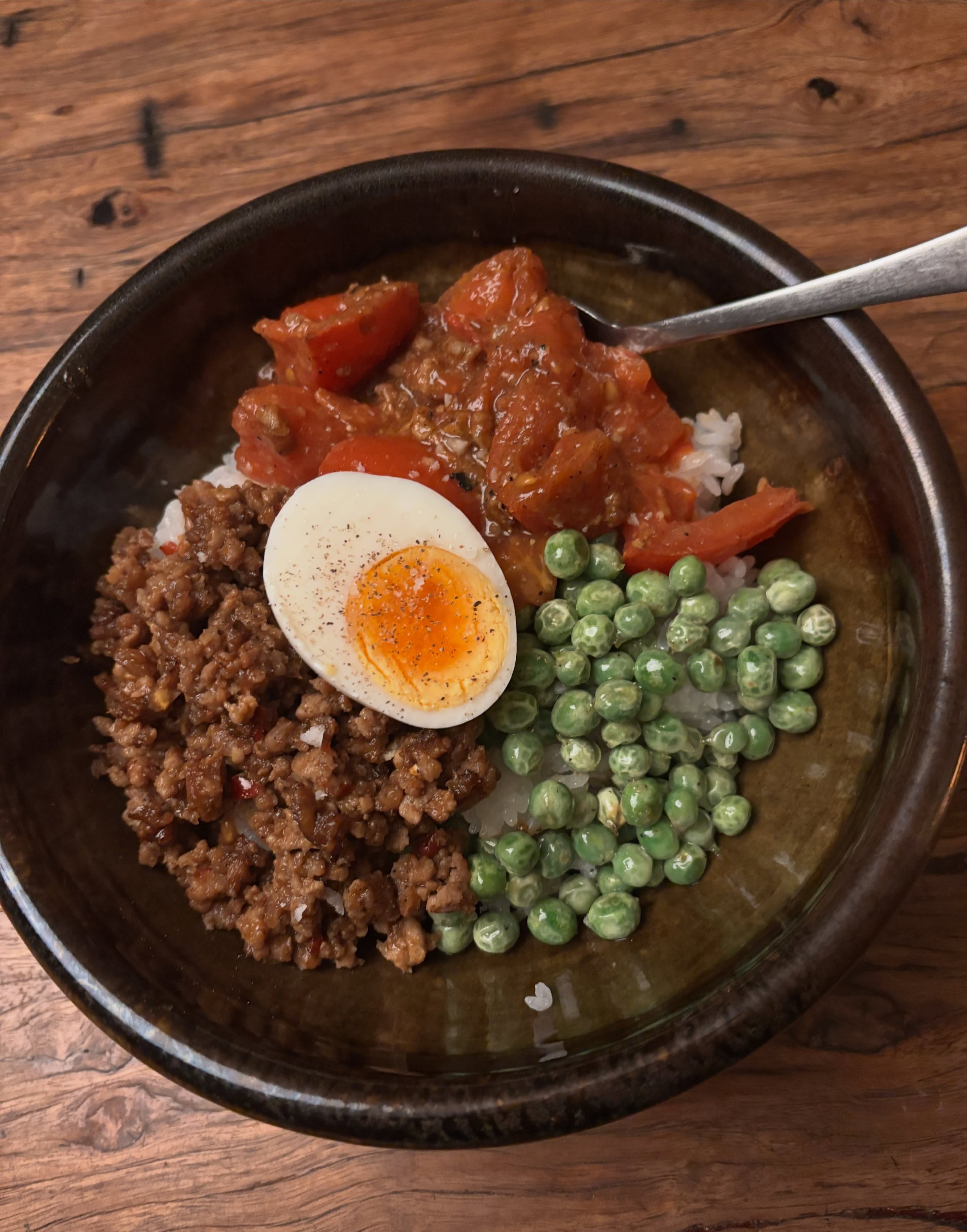 “Tri-coloured rice bowl + egg”
- Smoked garlic miso roasted Tomato,
- Peas cooked with sesame oil and seasonings
- Chilli miso-flavoured pork mince over the rice
#kaokaomiso
Tomato marinated with smoked garlic miso and oil. And a bit of sugar to add sweetness.
Cook in the airfryer at about 180 °C for 15- 20 min, until soft. Stir it often during cooking.
I enjoy preparing roasted vegetables with smoked garlic miso and oil, using various types of veggies. The flavor isn’t overwhelming; it adds a subtle hint of garlic and umami. Tomato is one of my favorites lately. It’s juicy and sweet, and versatile—great for pasta, lasagna, soup, and salads.
Yumyum