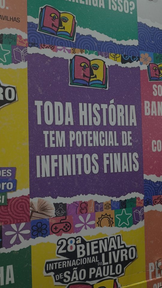Eu fui para a Bienal atrás de livros. Voltei com livros, claro. 😂
Mas também trouxe conversas, ideias, encontros e uma vontade ainda maior de conhecer histórias que ainda não chegaram até mim.
Entre os livros que vieram na mala estão
📚 Bons Tempos da Caro Claire Burke
📚 Adversária do Vilão da Hannah Nicole Maehrer
📚 A Pequena Loja dos Grandes Milagres do Jeito Higashino
📚 Amor Preto da @carlaakotirene
Mas talvez as melhores coisas que trouxe nem tenham peso.
Uma conversa com a @carol_artigas, do Conversas em Si.
Encontros lindos com a @cintiaribeirosantana, do Sentimentário, e com o @alexc_francisco, autor de A Nevasca e nosso parceiro.
Ideias que ainda estão tomando forma.
E aquela vontade deliciosa de descobrir livros novos.
Porque, no fim das contas, é isso que eu mais gosto nesses encontros literários: a gente vai atrás de livros e volta carregando histórias, pessoas e possibilidades.
Agora quero aumentar minha lista de leitura: me indique um livro que você acha que eu preciso conhecer. Pode ser um lançamento, um clássico, um livro independente, aquele esquecido na estante.
Quero descobrir o livro que ainda não conheço, mas talvez estivesse justamente esperando a sua indicação.
#EnsaiosDaNega #BienalDoLivroSP #VidaLeitora #LiteraturaBrasileira #LeituraÉEncontro