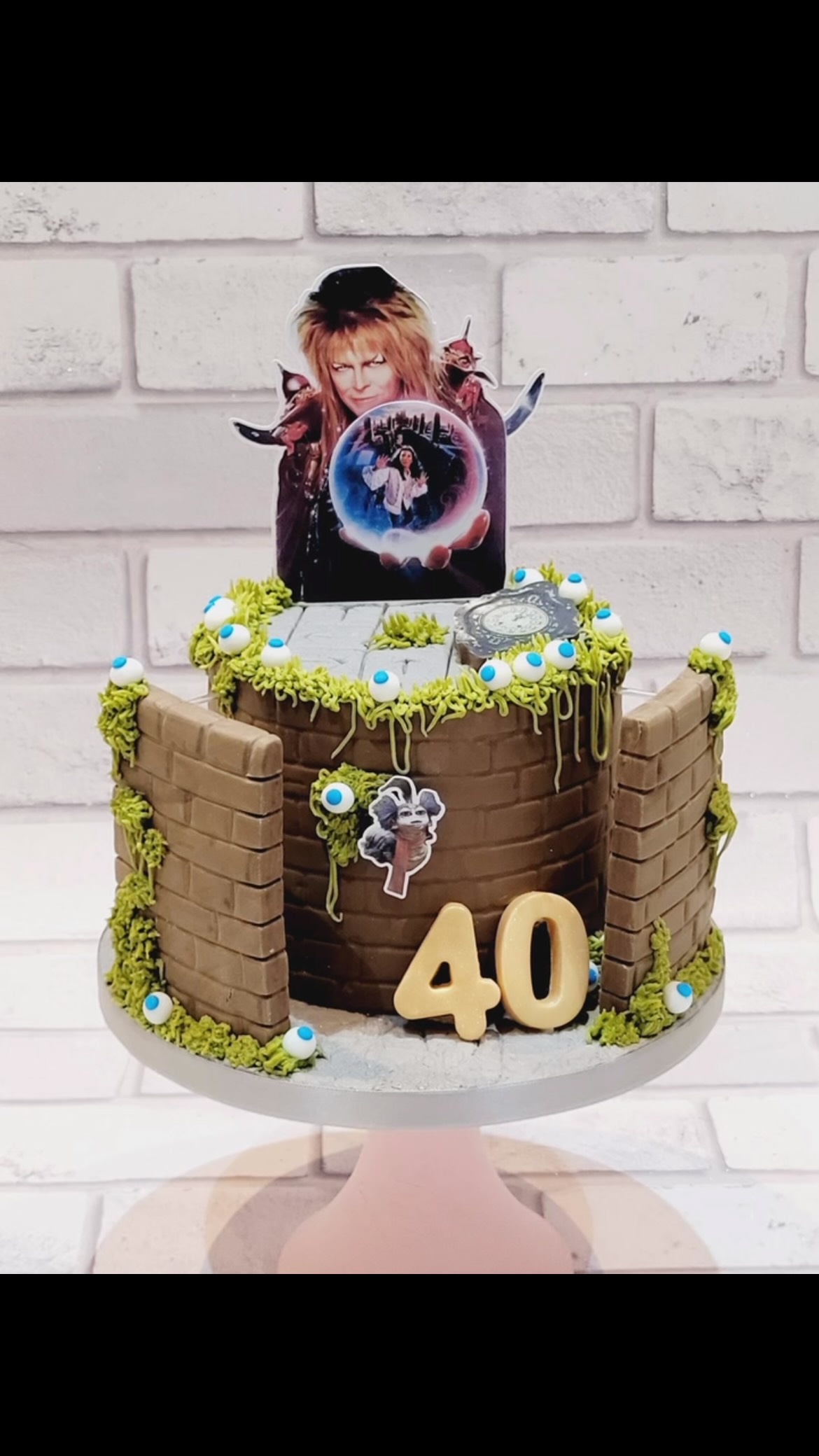 One of my favourite 80s movies Labyrinth with David Bowie. Must have watched it a hundred times, it has some of the best music in a movie.
🎶 Dance Magic Dance 🎶
#labyrinth #davidbowie #moviecake #jimhenson #customcake @jimhensonfoundation