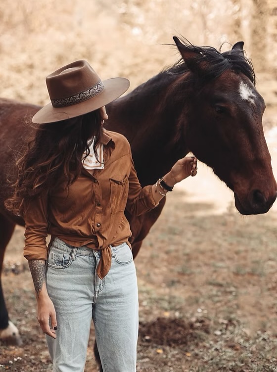 Le bandana, c’est l’accessoire dont on ne peut plus se passer pour nos outfits d’automne 🍂
Noué autour du cou, dans les cheveux, sur un chapeau ou même accroché à votre sac, il apporte instantanément du caractère sans effort
On a créé un petit morceau de tissu au mille façons de laisser parler votre côté wild ✨
#bandada #outfitautomne #falloutfitideas #westernbandana