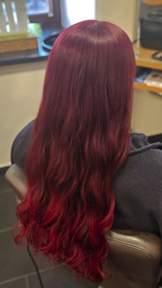 ✨ Red Hair Refresh ❤️🔥 ✨
Was für eine Veränderung! 😍
Der herausgewachsene Ansatz wurde aufgefrischt und die Längen bekamen wieder ein intensives, leuchtendes Rot. ❤️
Zum Abschluss noch sanfte Wellen –
und die Farbe kommt gleich noch schöner
zur Geltung. ✨
Ich liebe es, wie viel Glanz
und Tiefe das Rot jetzt wieder hat! 🥰
#RedHair #HairTransformation #VorherNachher #HairColor #frisörrenner