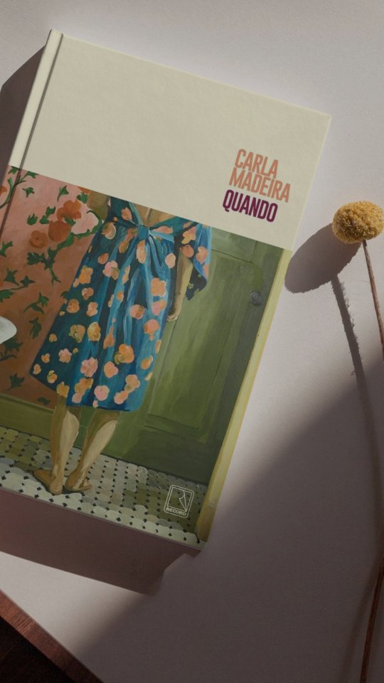#parceiroadanega Algumas frases a gente lê. Outras parecem que encontram um lugar dentro da gente e ficam por lá.
Foi o que aconteceu quando encontrei esta passagem em Quando, novo romance de Carla Madeira pela @editorarecord.
“Eu não entendo no que piorar minha tristeza pode ajudar a diminuir a tristeza de Margarida. Já a minha alegria poderia ajudar tanto.”
Fiquei pensando em quantas vezes confundimos amor com a necessidade de sentir a dor do outro. Como se, para provar que nos importamos, precisássemos sofrer na mesma intensidade.
Mas e se permanecer inteiro também for uma forma de amar?
Em Quando, uma tragédia atravessa uma família e coloca seus personagens diante de escolhas difíceis, daquelas em que não existe caminho sem dor. E talvez seja justamente por isso que essa história me pegou tanto: porque fala de amor, mas também fala de limites, culpa, maternidade, escolhas e das consequências que carregamos quando tentamos proteger quem amamos.
Ainda estou pensando nessa frase. E acho que é esse o bonito de uma leitura da Carla Madeira: você fecha o livro, mas a história continua fazendo perguntas dentro da gente.
Agora quero saber de você: Quando alguém que você ama está sofrendo, você consegue preservar a sua alegria ou sente que precisa sofrer junto?
E me conta também: qual frase de um livro ficou morando na sua cabeça?
#CarlaMadeira #EditoraRecord #EnsaiosDaNega #LiteraturaBrasileira