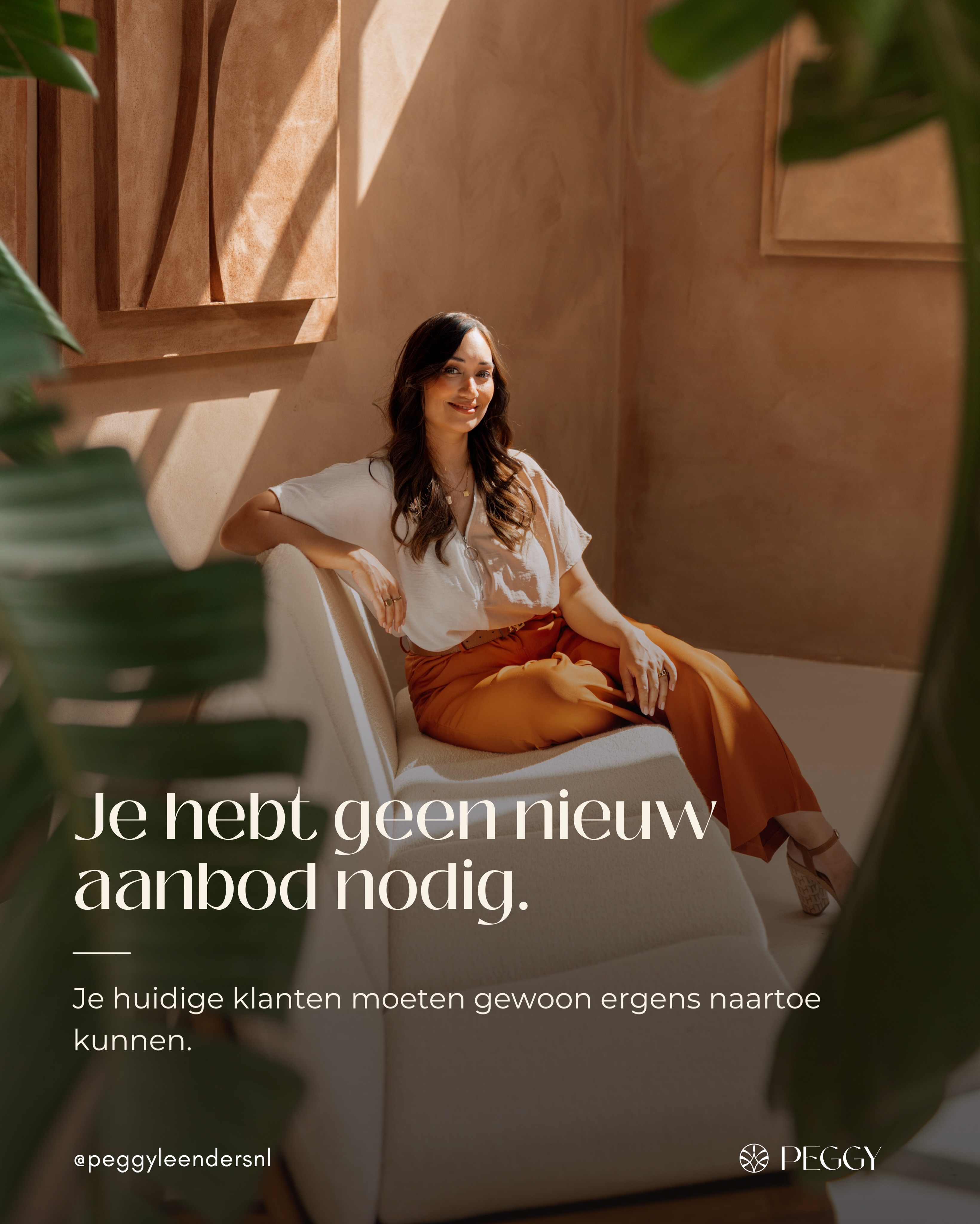 Stel, Sophie koopt je traject van €2.500.
Vier maanden later rondt ze het af. Ze heeft resultaat, is enthousiast en jij vraagt nog om een testimonial.
En daarna...?
Niks!
Drie maanden later heeft Sophie een nieuw probleem waar jij ook bij kunt helpen.
Maar jij bent ondertussen €500 aan ads aan het uitgeven, dagelijks aan het posten en een webinar aan het organiseren om een compleet nieuwe Sophie te vinden.
Terwijl de eerste je al vertrouwt.
Dat betekent niet dat je acht random upsells moet bedenken.
Vraag jezelf gewoon af:
Waar stond mijn klant voor mijn aanbod?
Wat heb ik opgelost?
En wat heeft ze daarna nodig?
Misschien zit je volgende omzetkans niet in meer nieuwe klanten.
Maar in een logische volgende stap voor de klanten die je al hebt.
Meer hierover? Gratis masterclass → link in bio.