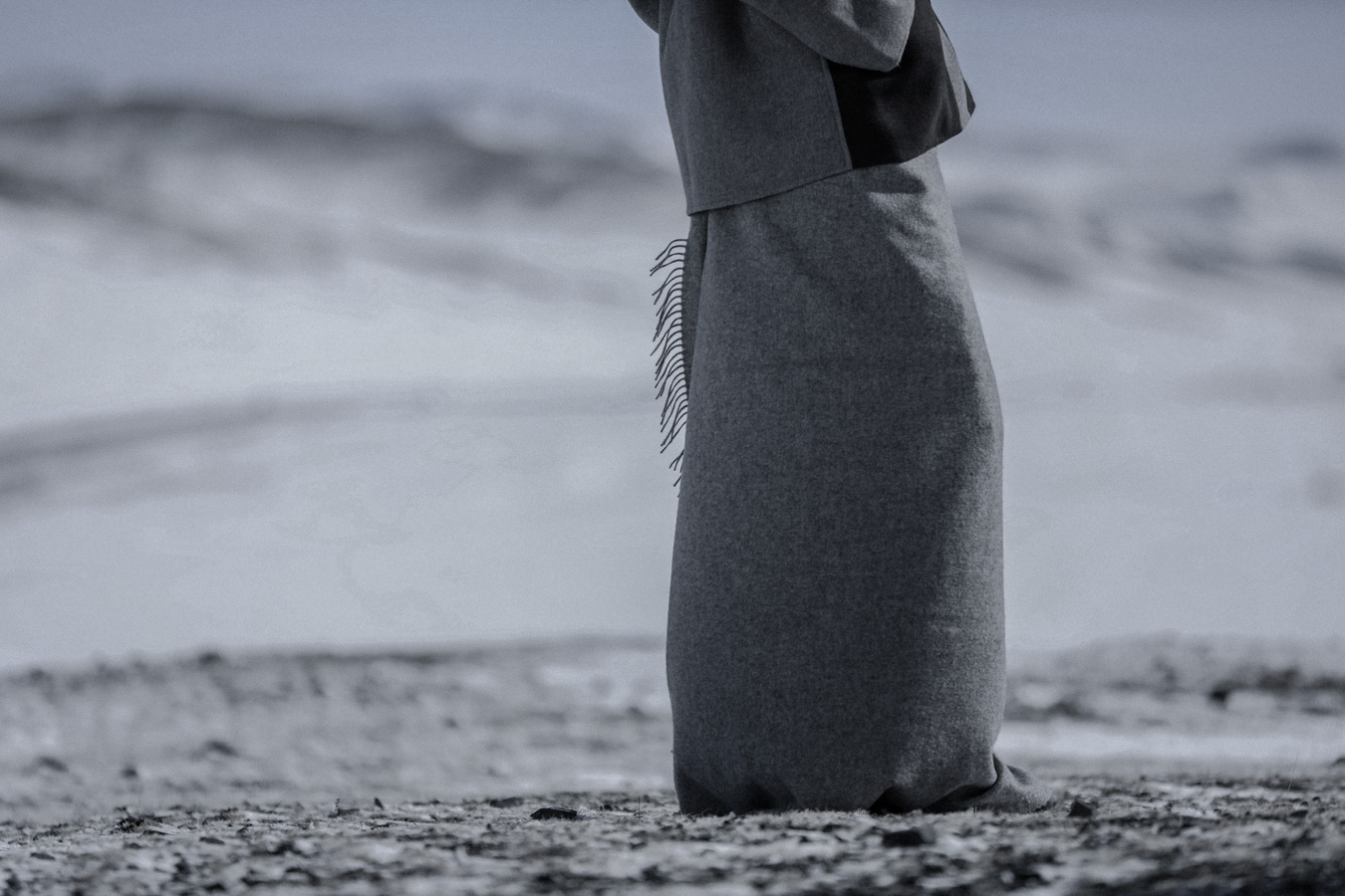 Les mêmes franges, à 8 247 km d'écart.
À gauche, la neige. À droite, le béton. Réponse lundi.
Same fringes, 8 247 km apart. Answer on Monday.
#FibreDeYak #YakWool #Khangai #PlaidEnLaine #SlowFashion #LuxeResponsable #MadeInMongolia #ParisLeMarais #TextileNaturel #WinterEssentials
#TergelYakshmere #BeyondCashmere #DeuxSilences