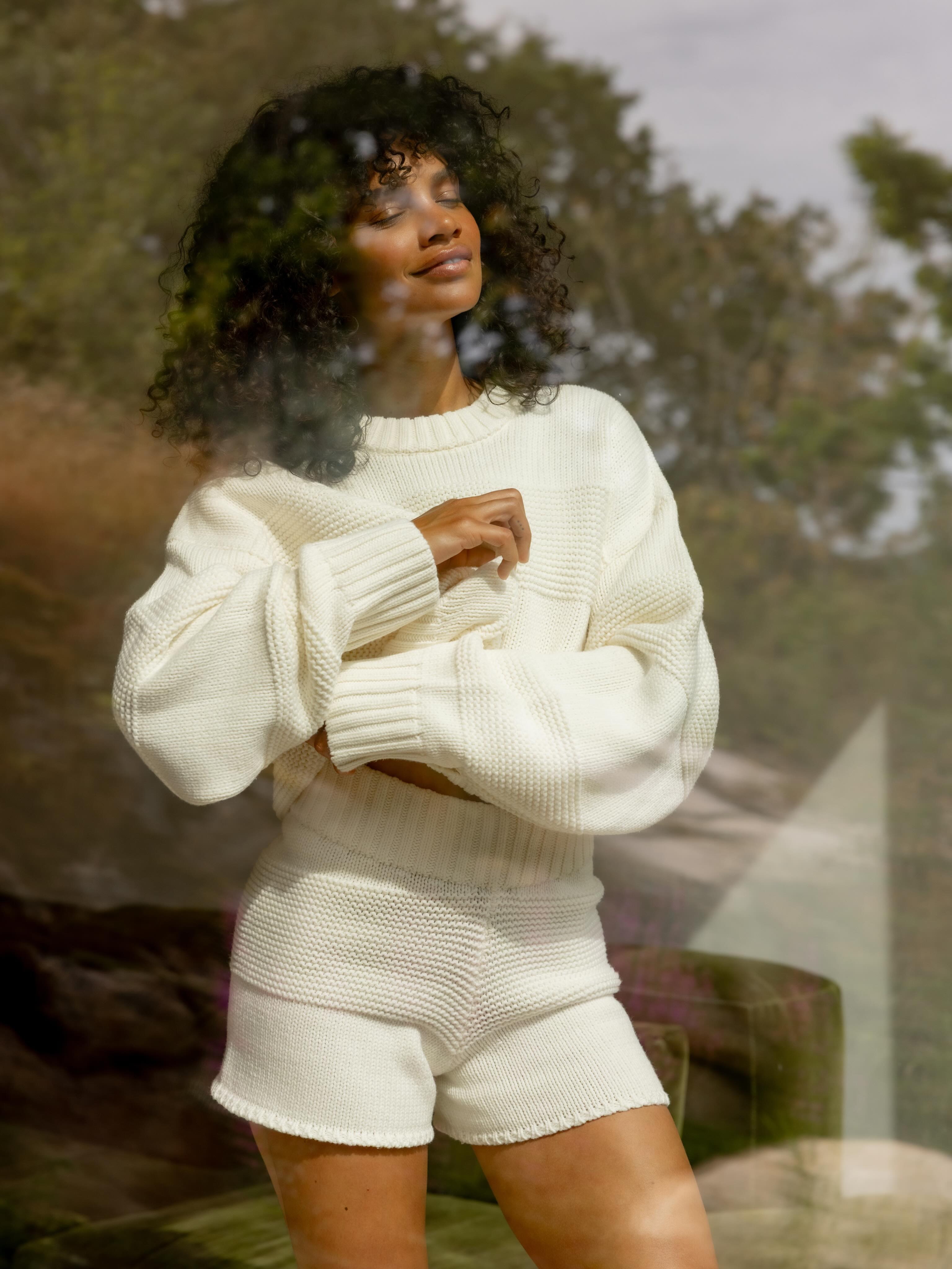 Pullover wieder an. Routine wieder ernst nehmen.
September macht gerade auf Rückzug. 🍂
Neue Season. Neue Gewohnheiten.
Weniger draußen. Mehr Zeit für gute Haut.
Im Herbst braucht deine Haut vor allem eins: mehr Feuchtigkeit und eine starke Hautbarriere. 🍂