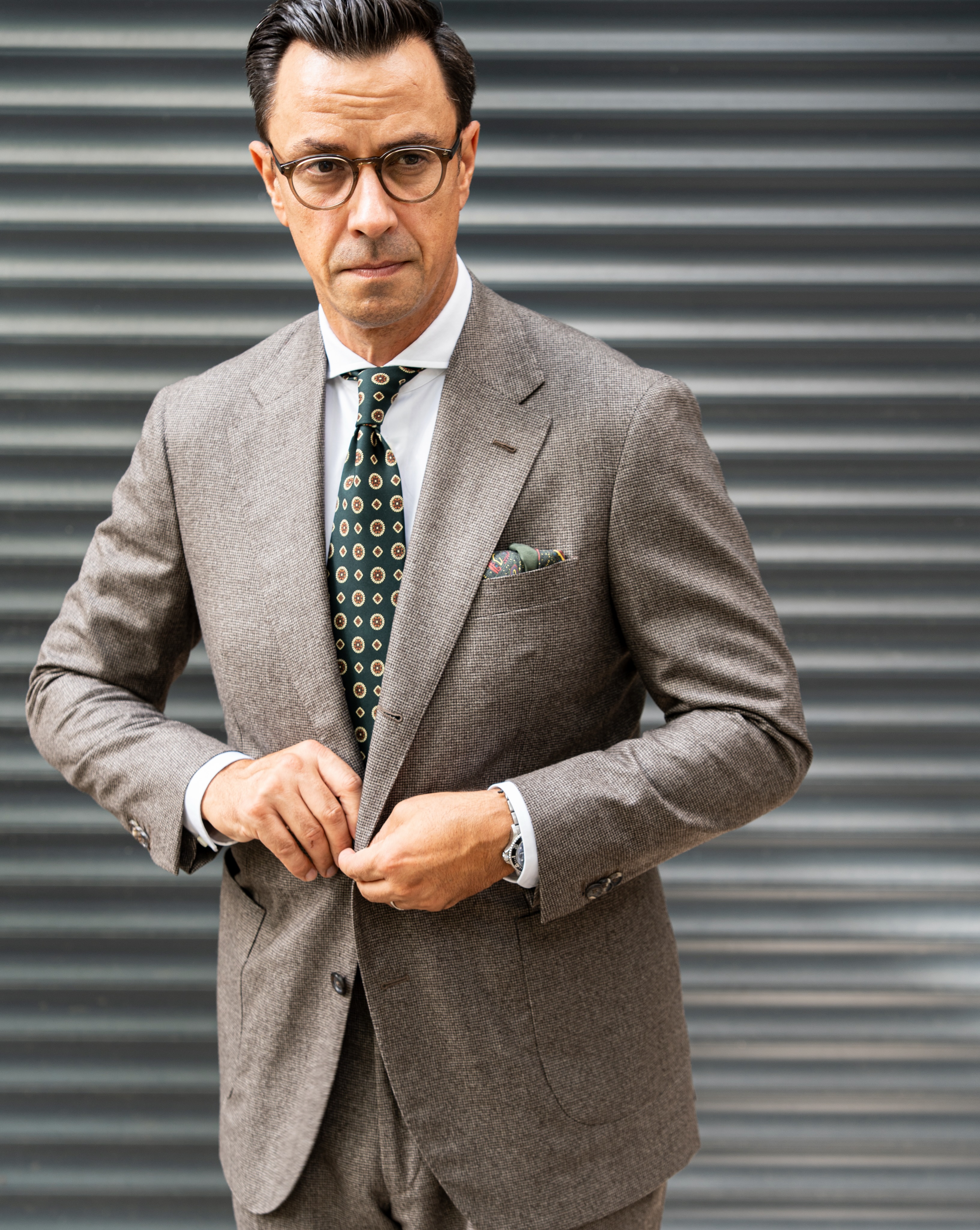 Featherweight Flannel von Drapers
Ein Traum in Flanell 🍂
Unglaublich leicht, angenehm zu tragen und damit perfekt für den modernen Business-Alltag. Ob im Büro oder in der Freizeit, dieser Stoff vereint Komfort, Eleganz und Vielseitigkeit auf einzigartige Weise.
Erhältlich in verschiedenen Farben und Mustern
#madetomeasure #bespoketailoring #tailoring #tailoredsuit #massanzug
@shibumifirenze
@vitalebarberiscanonico1663