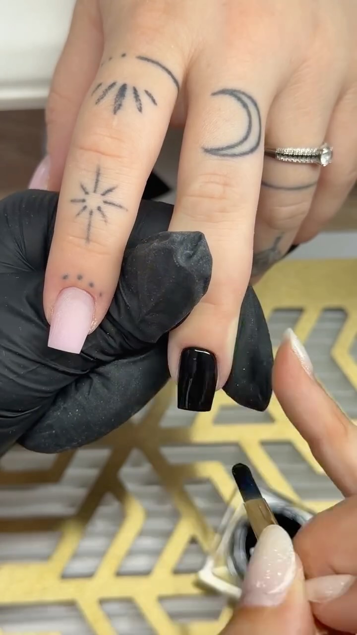 L’inspiration du jour est signée Manuella. Après avoir travaillé avec le builder Candy Pink, elle a appliqué notre paint historique Black Storm en une seule couche. 🖤
Notre gamme de paint regroupe près d’une quarantaine de références. Chaque pot est vendu 9.50€ et offre une pigmentation et donc une opacité irrésistible. Rendez-vous sur notre eshop :
www.almas-creation.com 🛍️
#onglesparis #onglesmarseille #onglesmontpellier #onglesbordeaux #ongleslyon