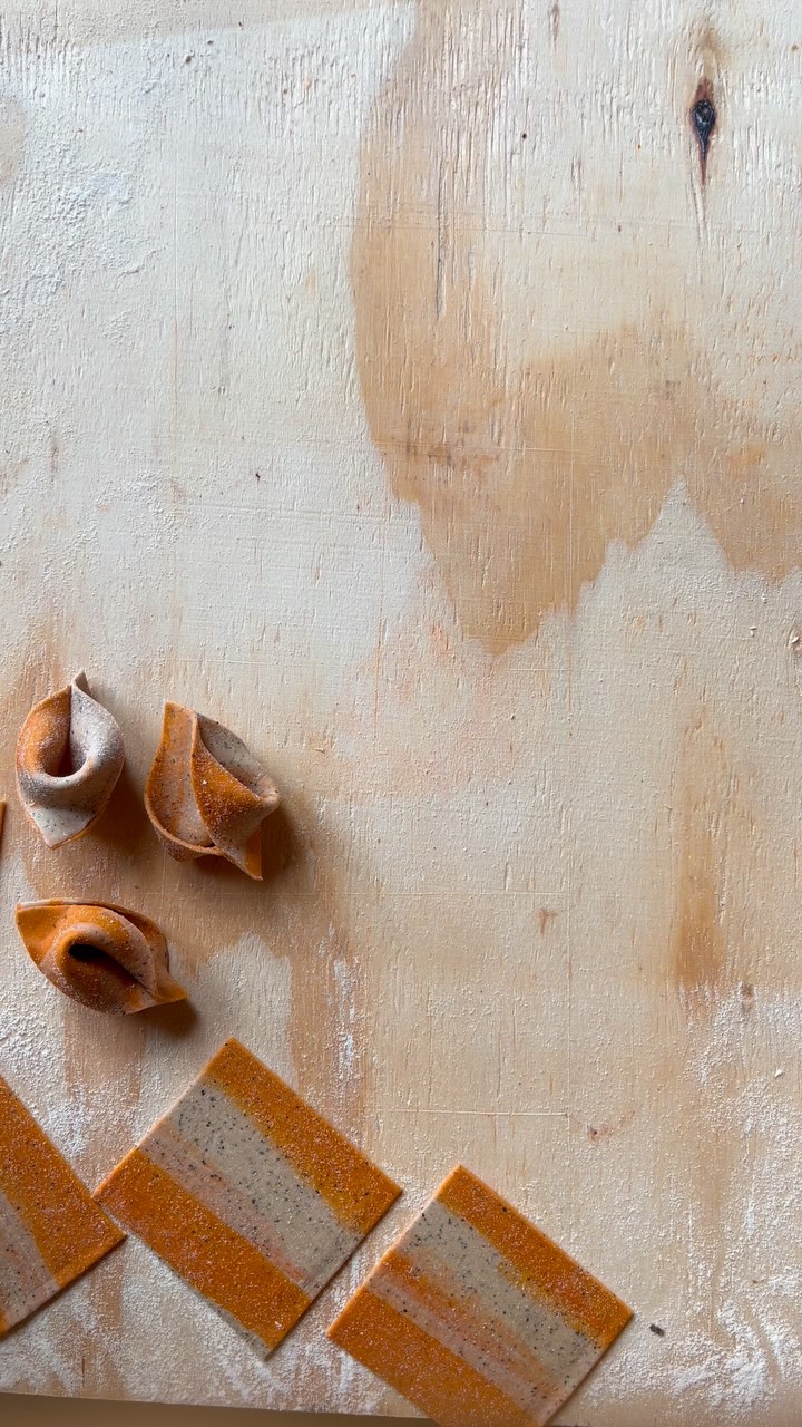 When life gives you dough scraps… mash them all together and make marbled pasta shapes. Here I gathered some leftover red paprika and espresso speckled semolina dough. I pressed them into a rough ball between my palms, then fed a few times through the pasta machine, trying not to fold too many times to let the pattern reveal itself. Cut it up into squares and then shaped into sopresine. It’s really one of my favorite things to do, recycling pasta dough like this: nothing goes to waste and the results are stunning
#homemadepasta #marbledpastadough #sopresine #semolinadough #nowaste